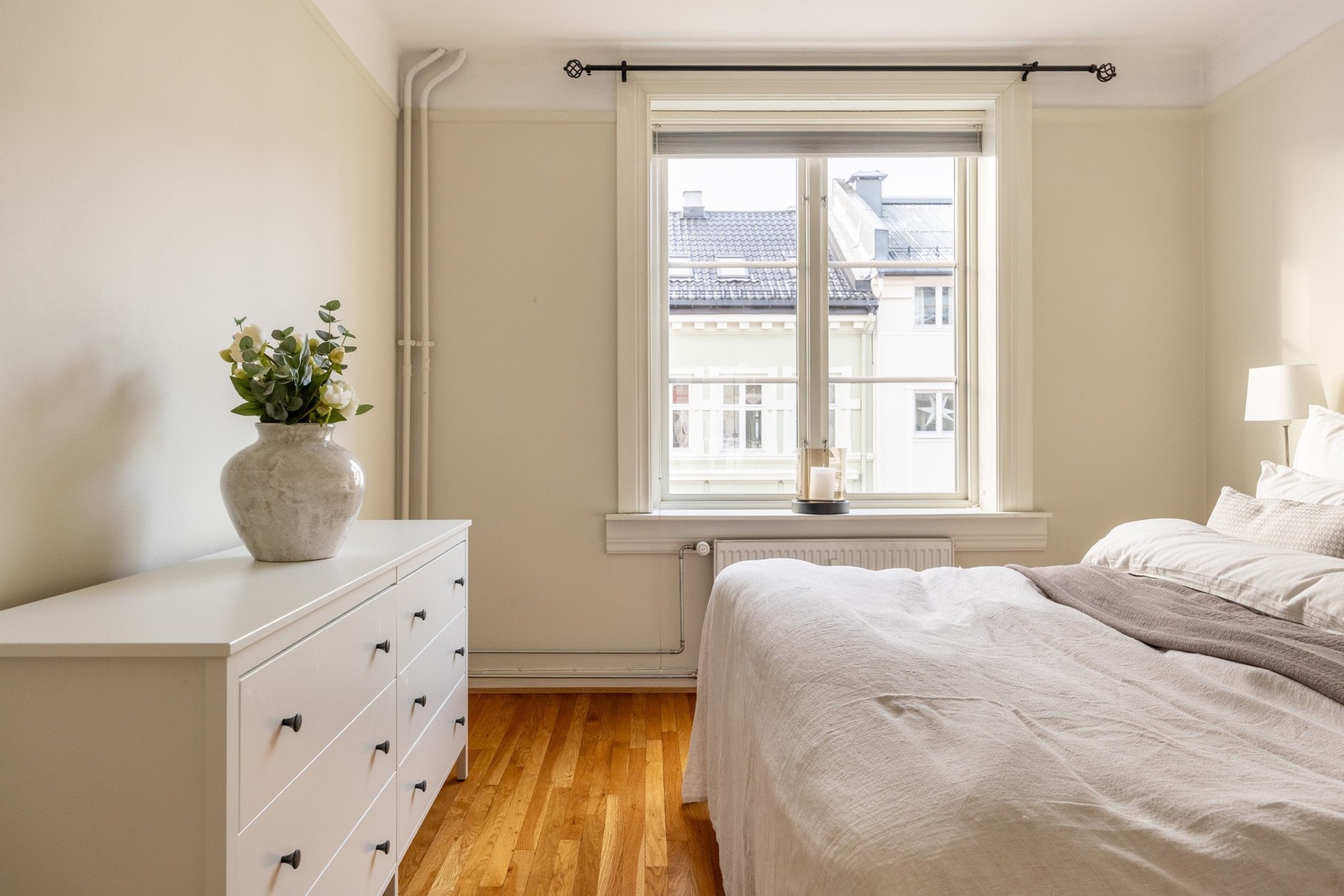 God plass til stor dobbeltseng og tilhørende nattbord på hver side. Galleribilde