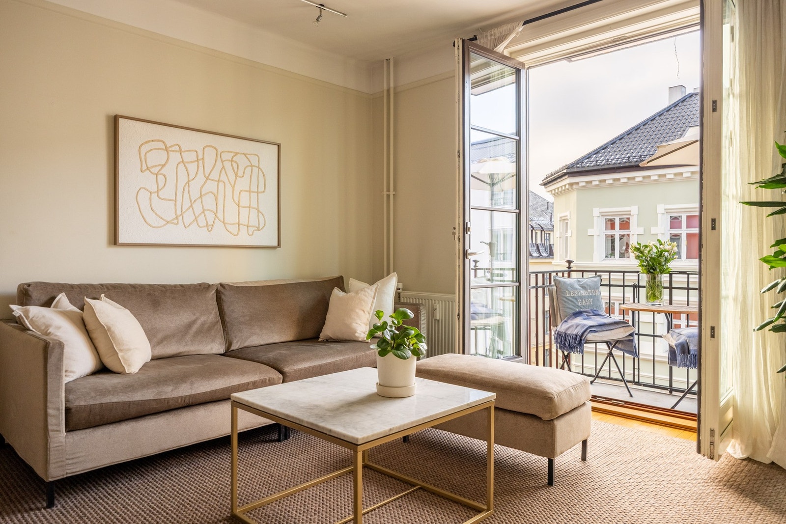 Stuen er lys og innbydende. Galleribilde