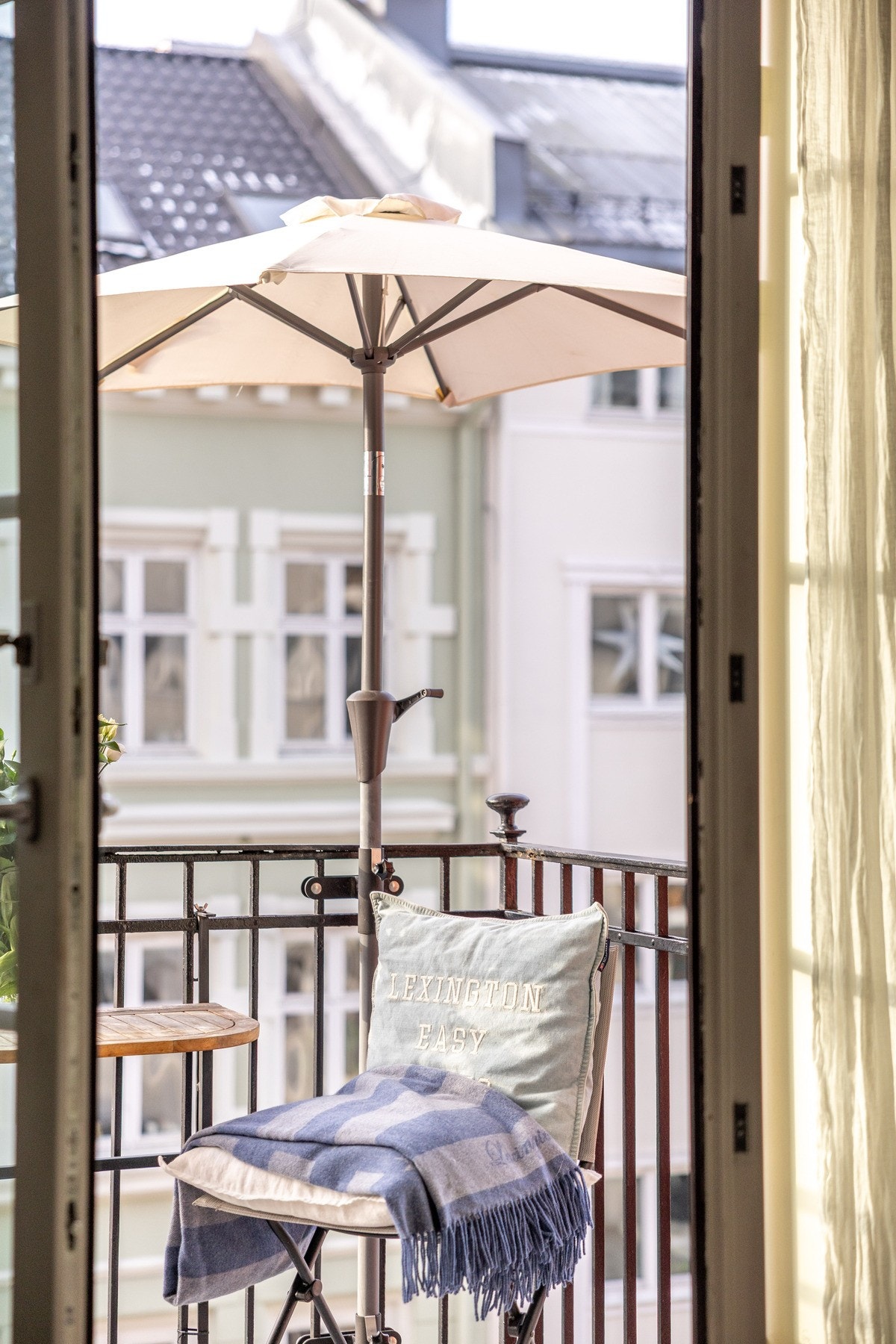 Soltid fra ca. kl 9-10 til kl 20-21 på sommerstid. Galleribilde