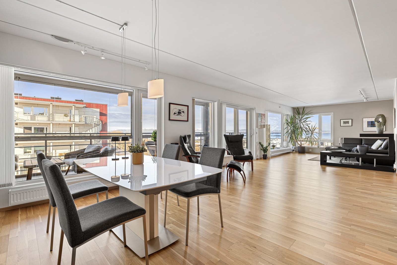 Spiseseksjon finner sin naturlige plass mellom kjøkkenet og balkongen. Galleribilde