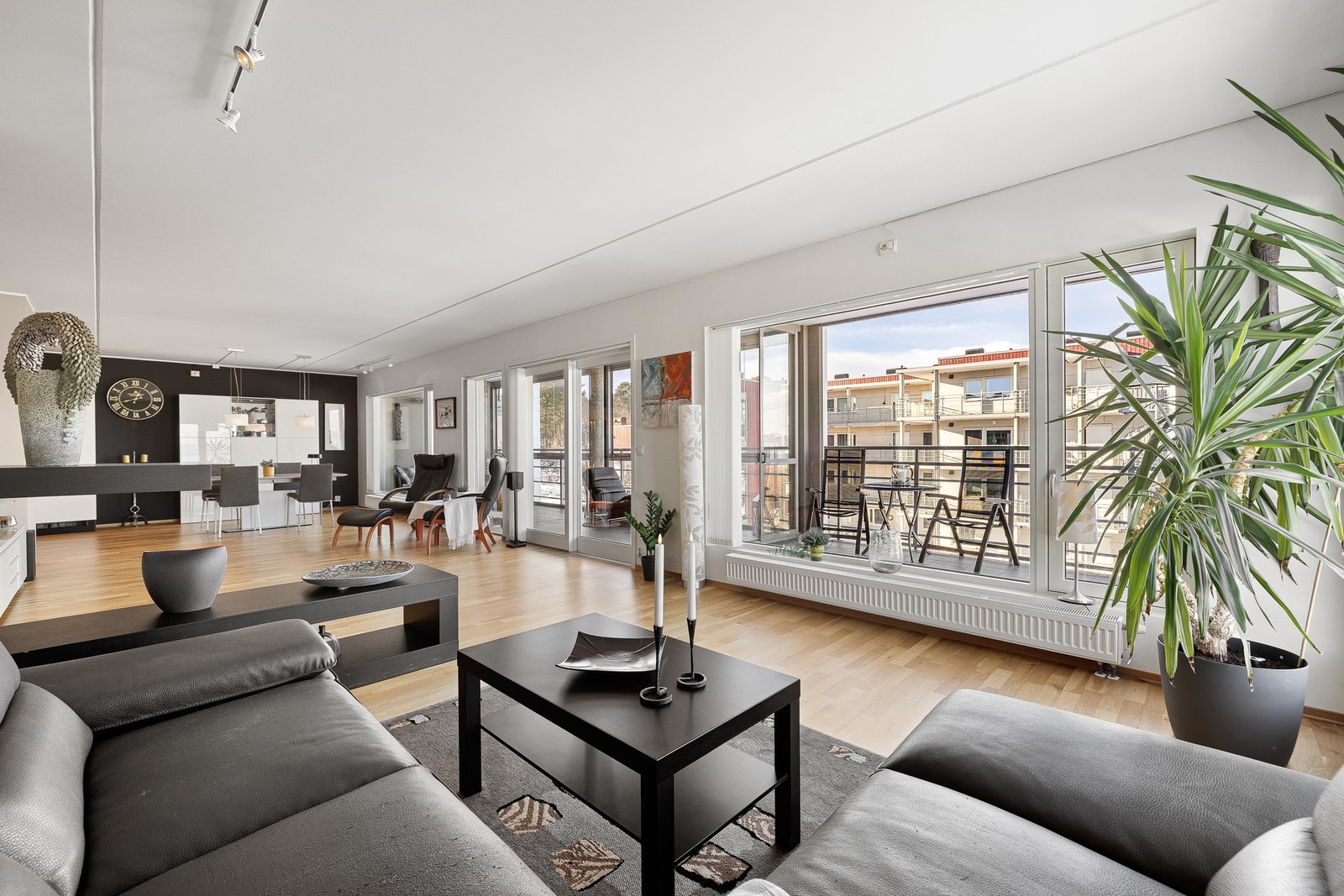 Leiligheten som har hjørne beliggenhet ekstra med vindu på gavl vegg som gir svært gode utsiktsforhold. Galleribilde