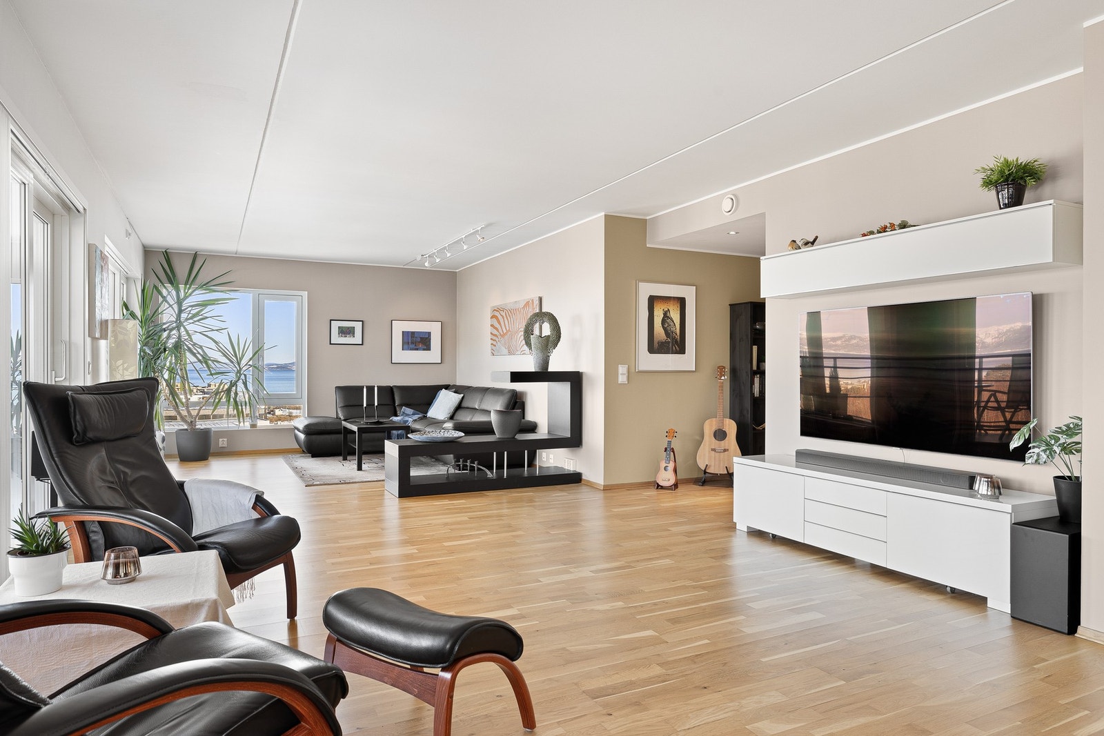 Den romslige stuen gir ypperlige møbleringsmuligheter, og flere naturlige soner. Galleribilde