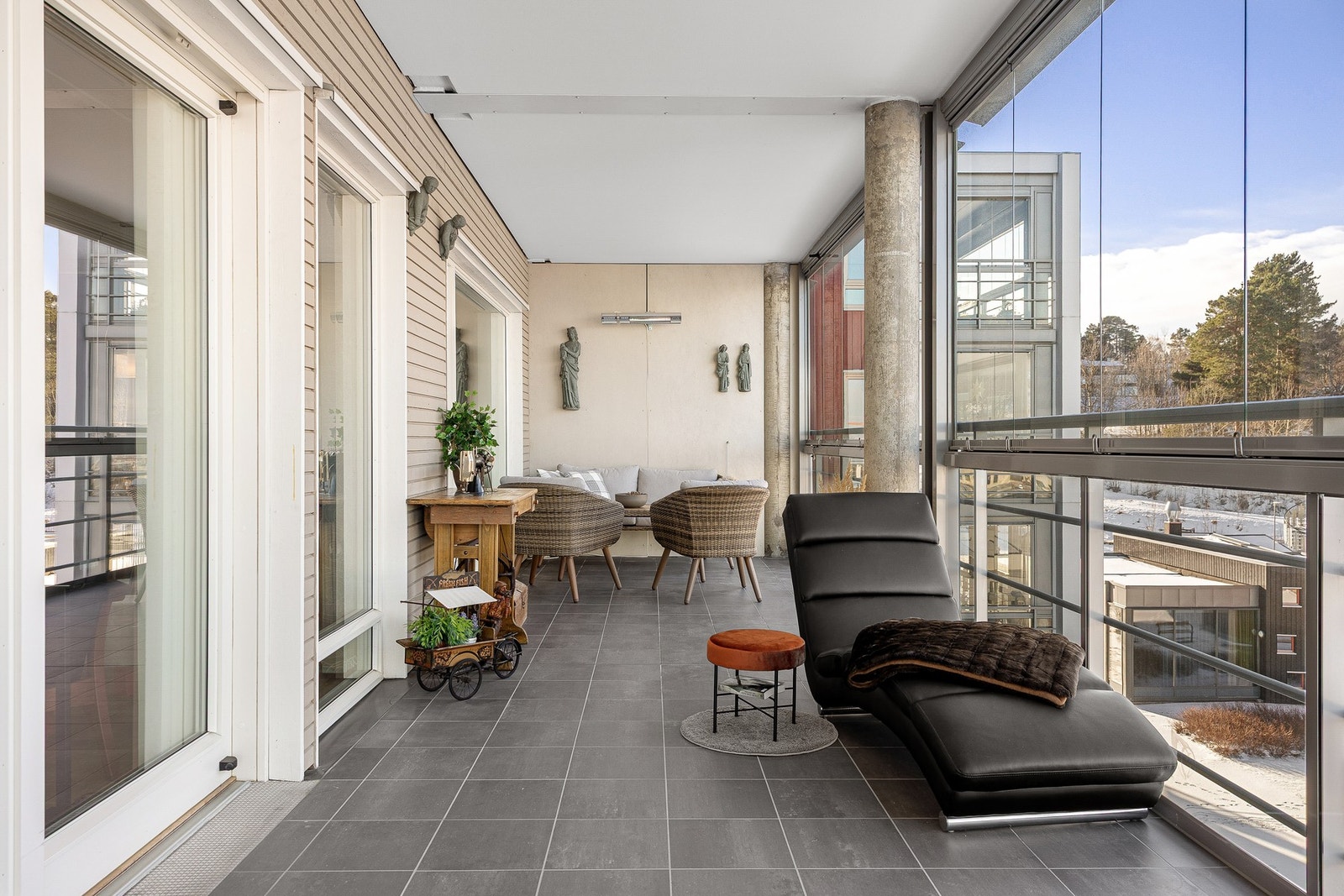 Den romslige balkongen gir god plass til ønsket utemøblement, samt. ekstra oppbevaringsplass til hagemøbler. Galleribilde