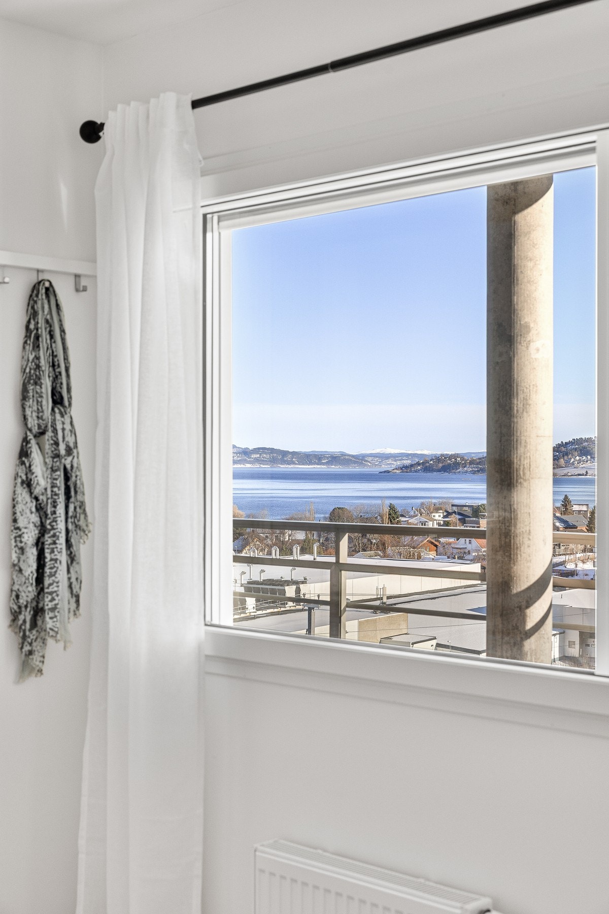 Flott sjøutsikt fra soverommet. Galleribilde