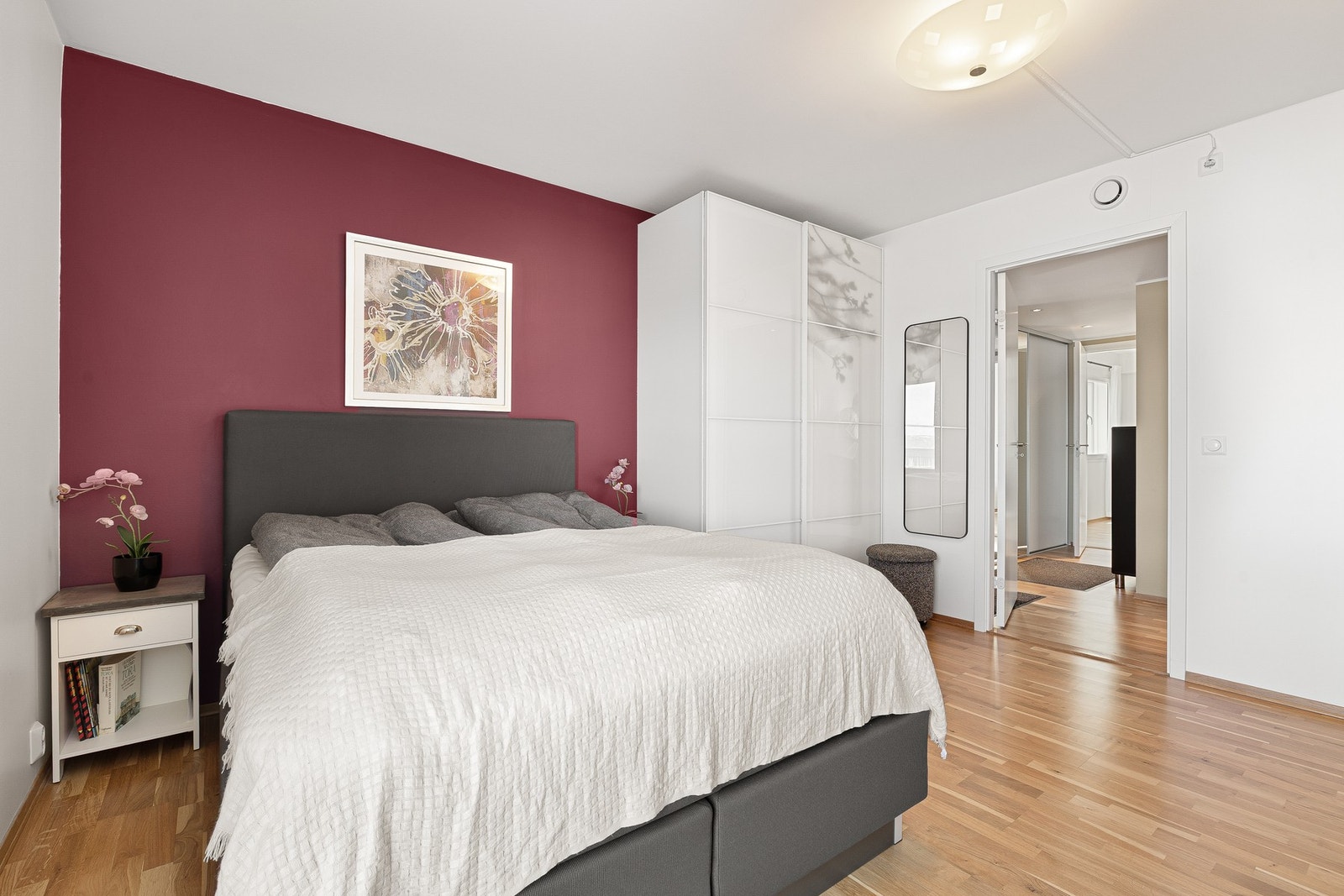 Her er det god plass til dobbeltseng, garderober og tilhørende møblement. Galleribilde