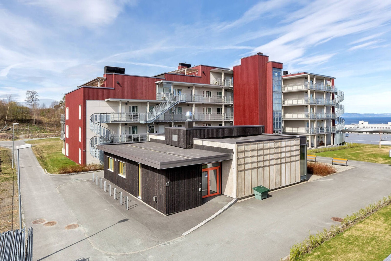 Grilstad er et populært og ettertraktet boområde. Bildet tatt av servicebygg med trimrom og selskapslokale. Galleribilde