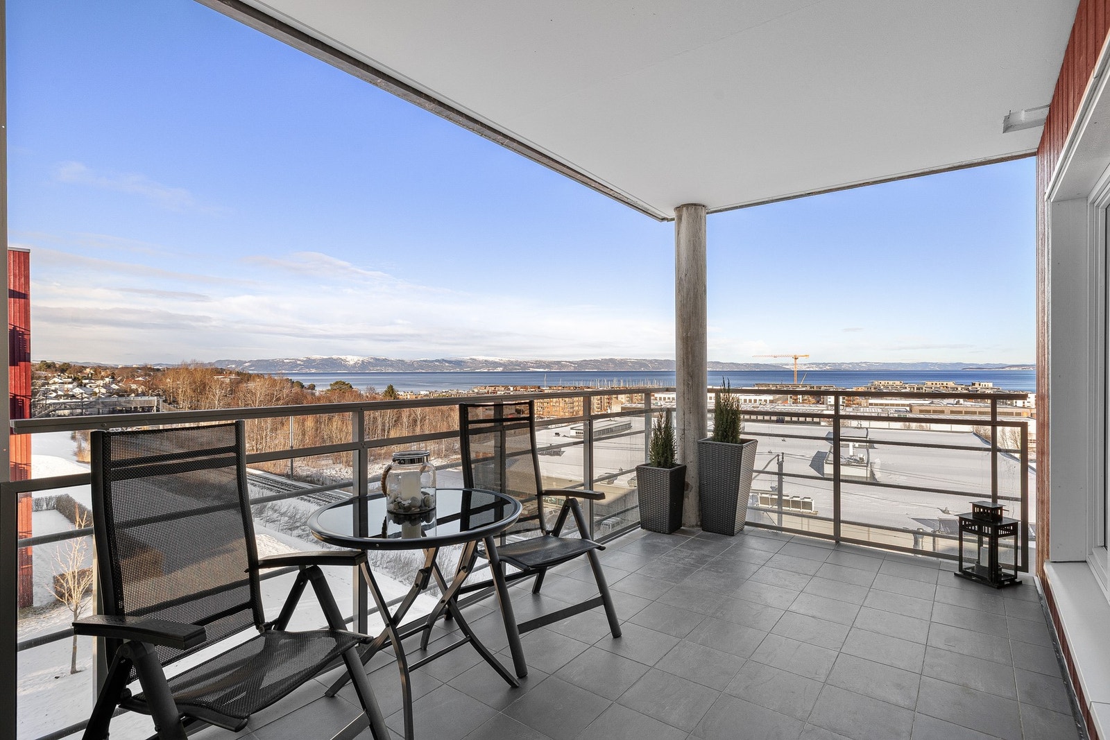 Her får du en nydelig utsikt mot Grilstad marina og fjorden. Galleribilde