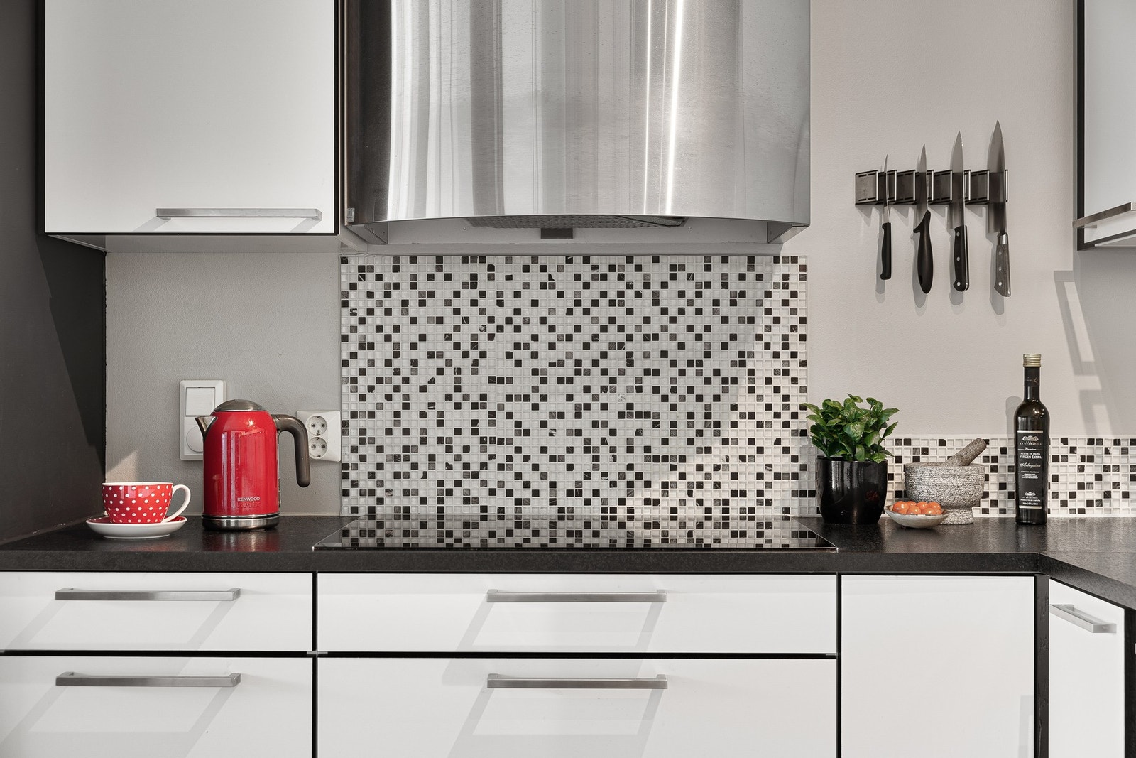 Mekanisk avtrekk via kjøkkenventilator over induksjonstopp (80 cm bred) Ventilatoren er tilkoblet balansert anlegg. Galleribilde