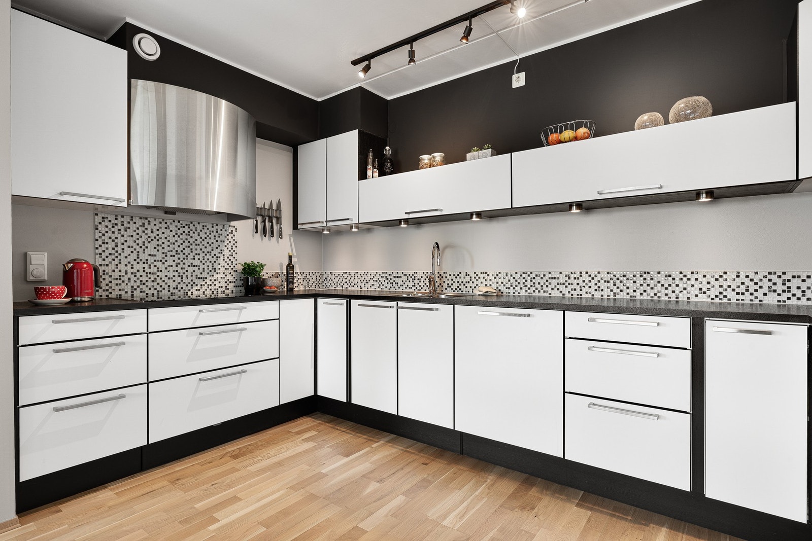 Her er det rikelig med skap- og benkeplass. Galleribilde