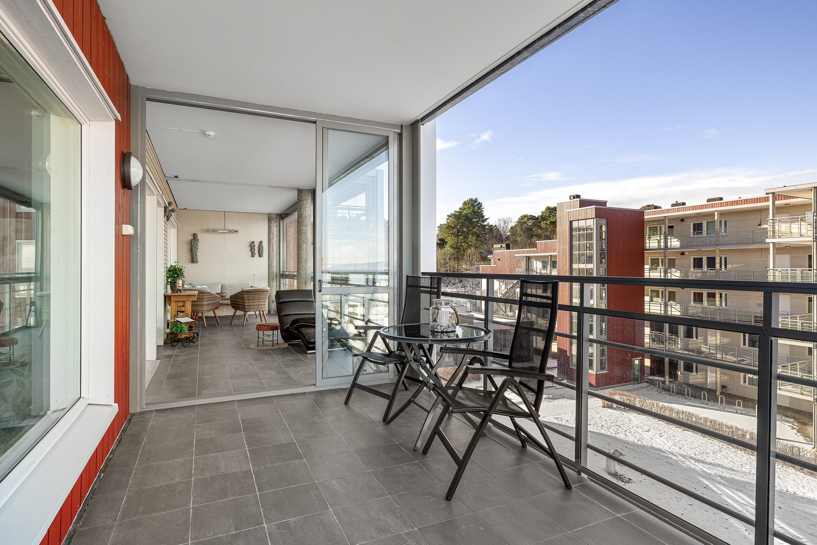 Den todelte balkongen består av en skjermet del og en romslig, åpen utendørsdel på 10m². Galleribilde