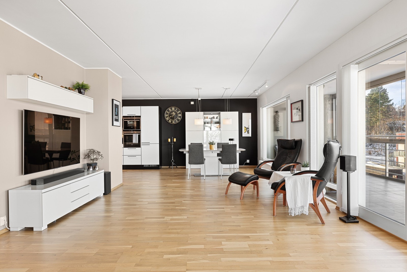 Her er det rikelig med plass til flere sittegrupper. Galleribilde