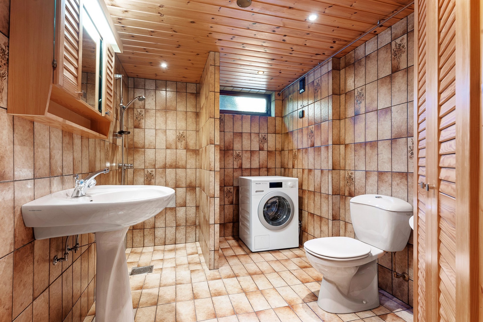 Romslig bad i underetasjen med kombinert vaskeromsløsning. Galleribilde