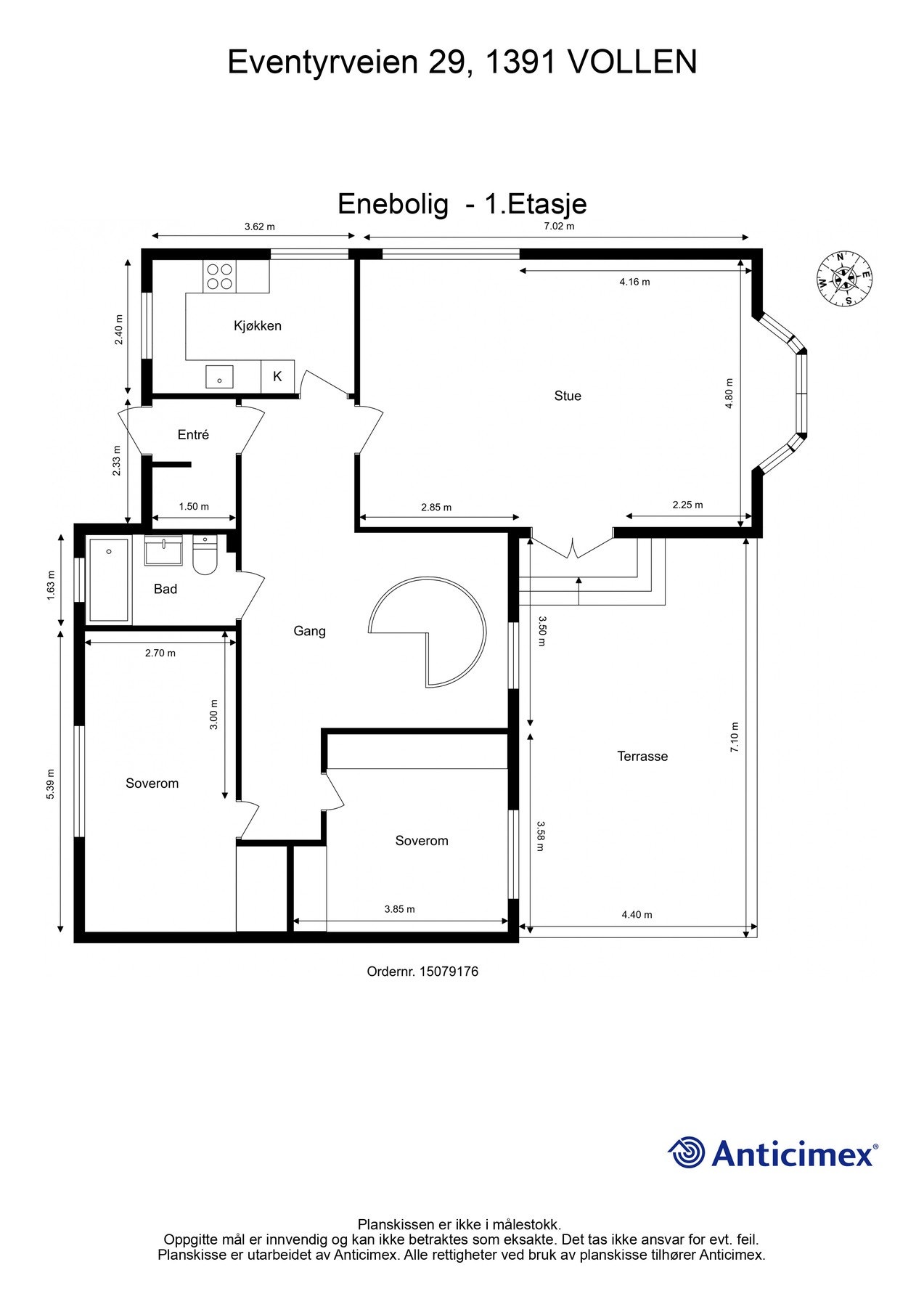 Boligens 1. etasje inneholder entré, gang, stue, kjøkken, bad og to soverom (tidligere 4). Tilhørende terrasse på 31 m². Galleribilde