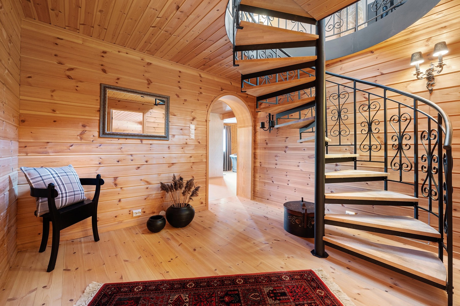 En lun og innbydende underetasje med særpreg og solide materialvalg. Galleribilde