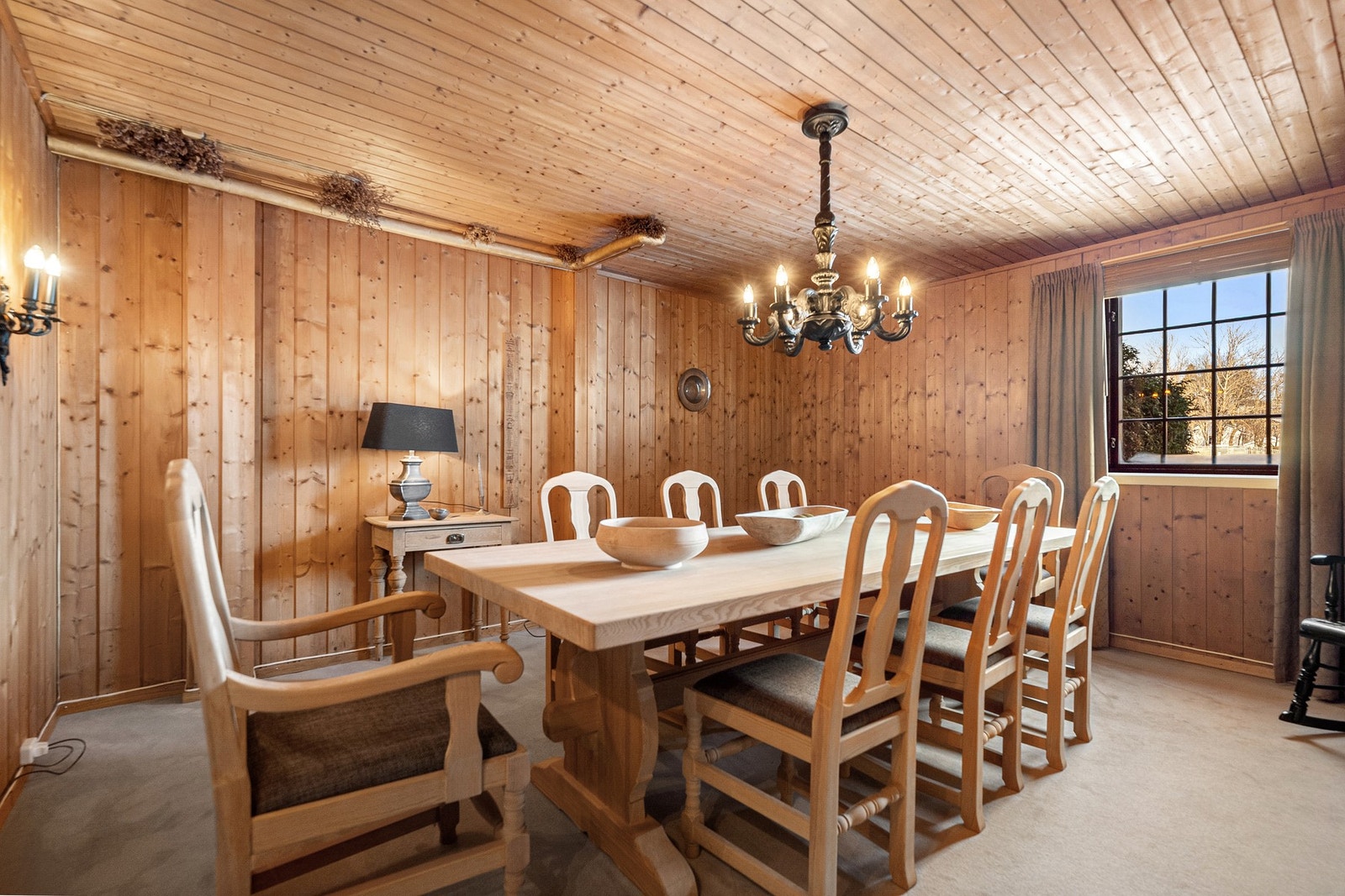 En lun og romslig spisestue med god plass til mange gjester. Galleribilde