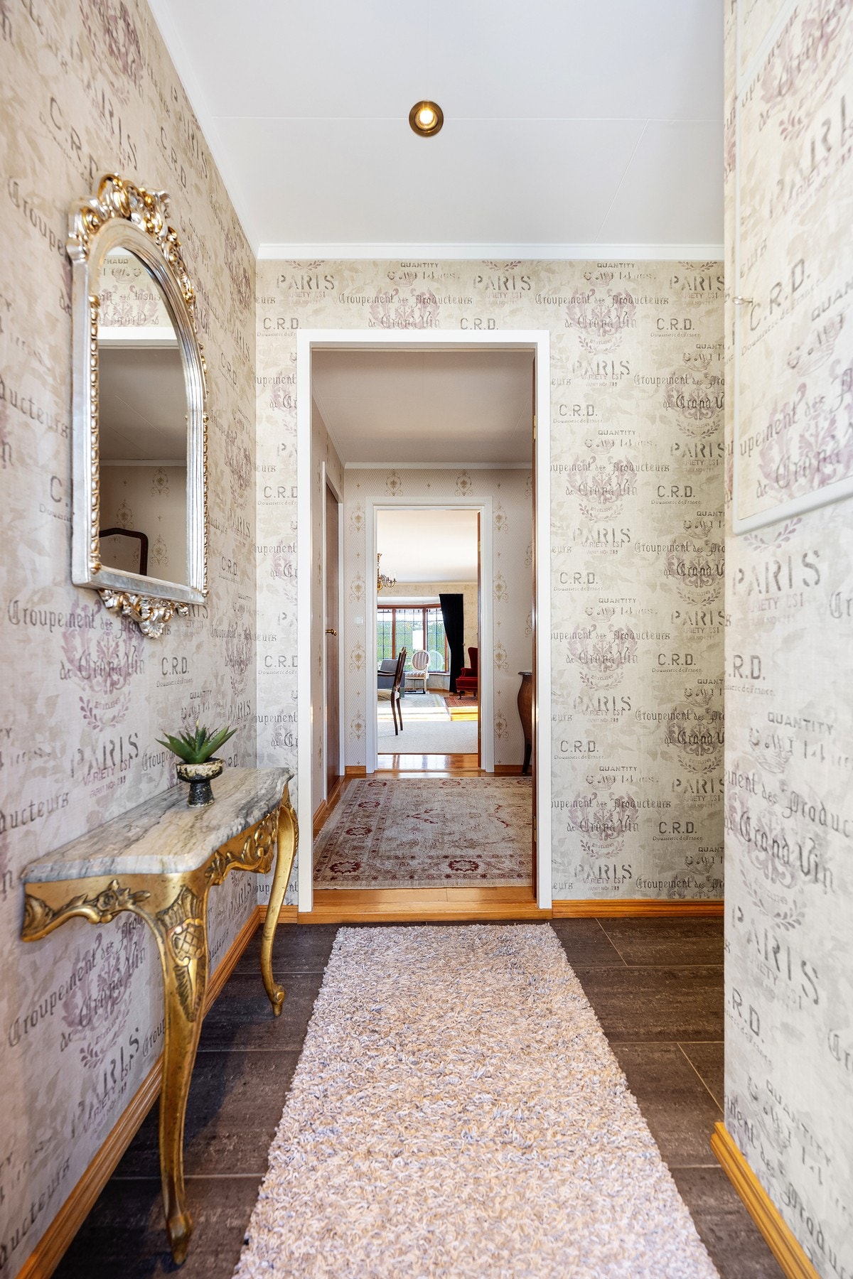 Praktisk og romslig inngangsparti med god plass til yttertøy og sko. Galleribilde