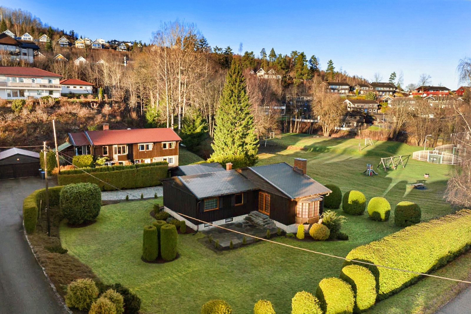 En flott opparbeidet tomt med pene hekker som gir både struktur og skjerming. Galleribilde