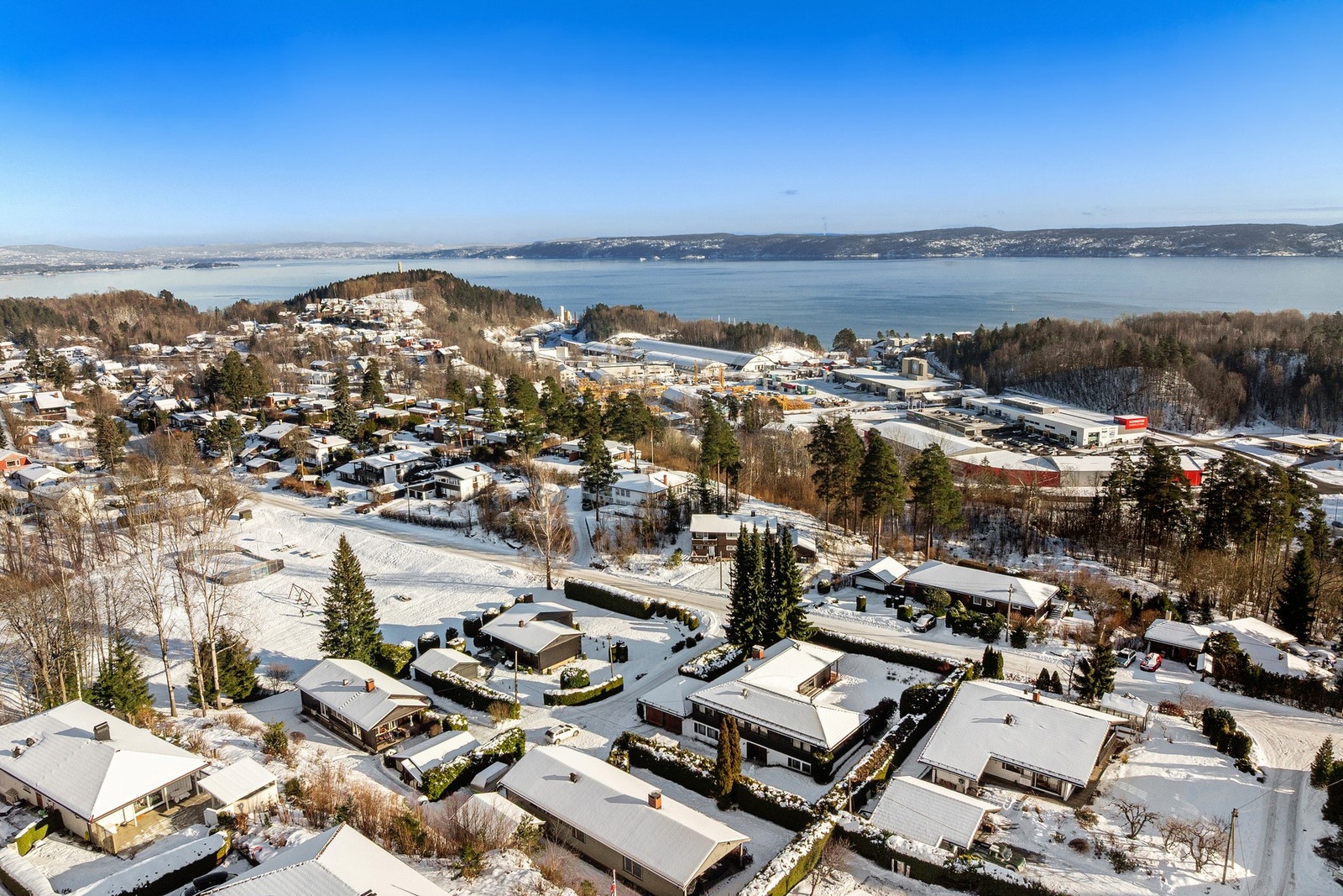 Eneboligen ligger i et attraktivt nabolag for småbarnsfamilier. Galleribilde