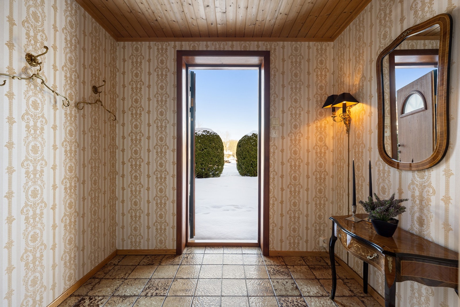 Underetasjen har en egen inngang fra hagen. Galleribilde