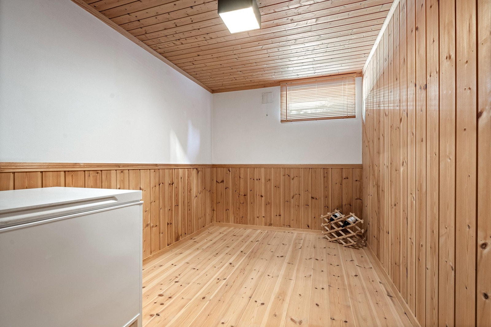 Eneboligen har rikelig med bodplass. Galleribilde