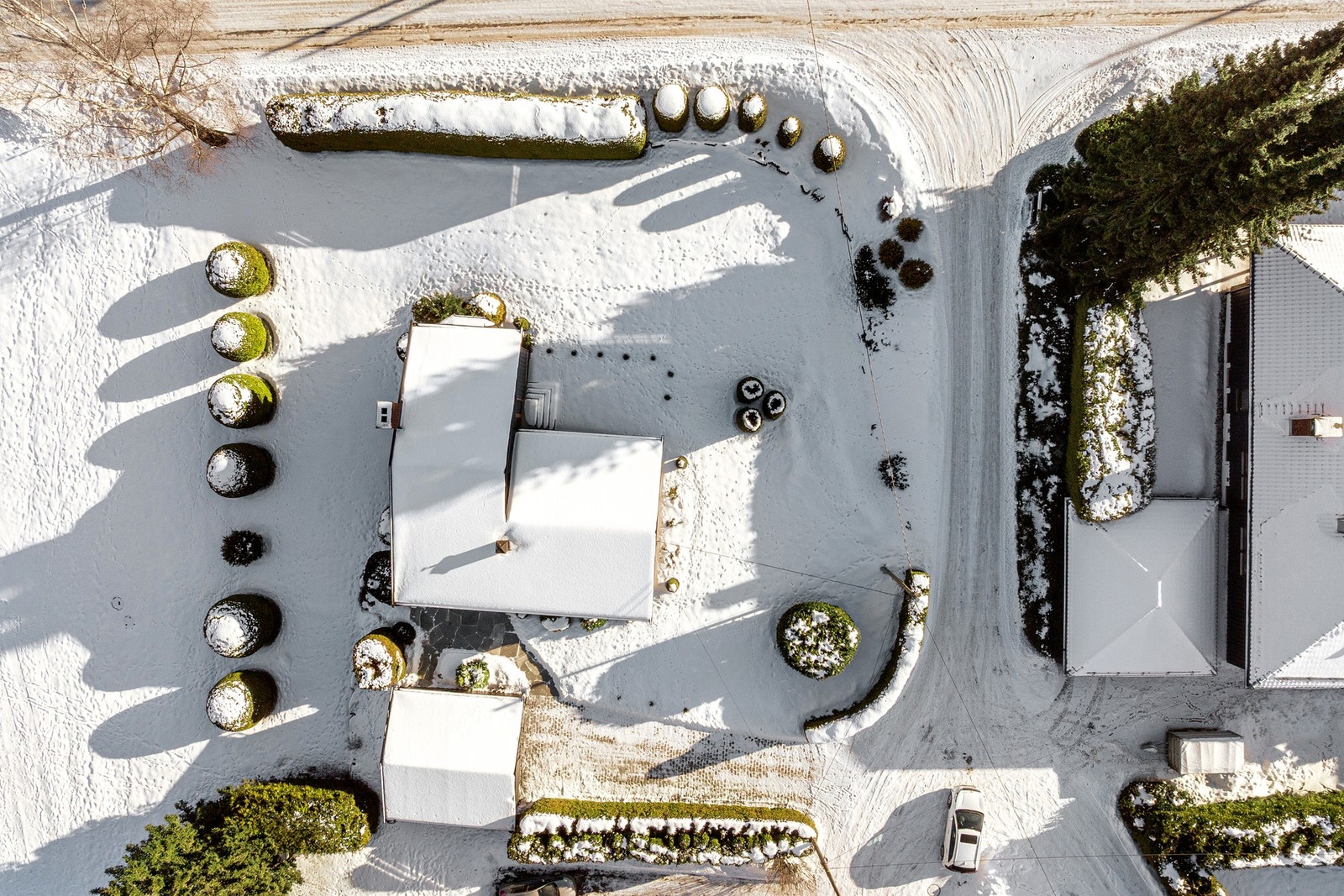 Stor og innbydende gressplen - ideell for trampoline, ballspill og sommeraktiviteter. Galleribilde