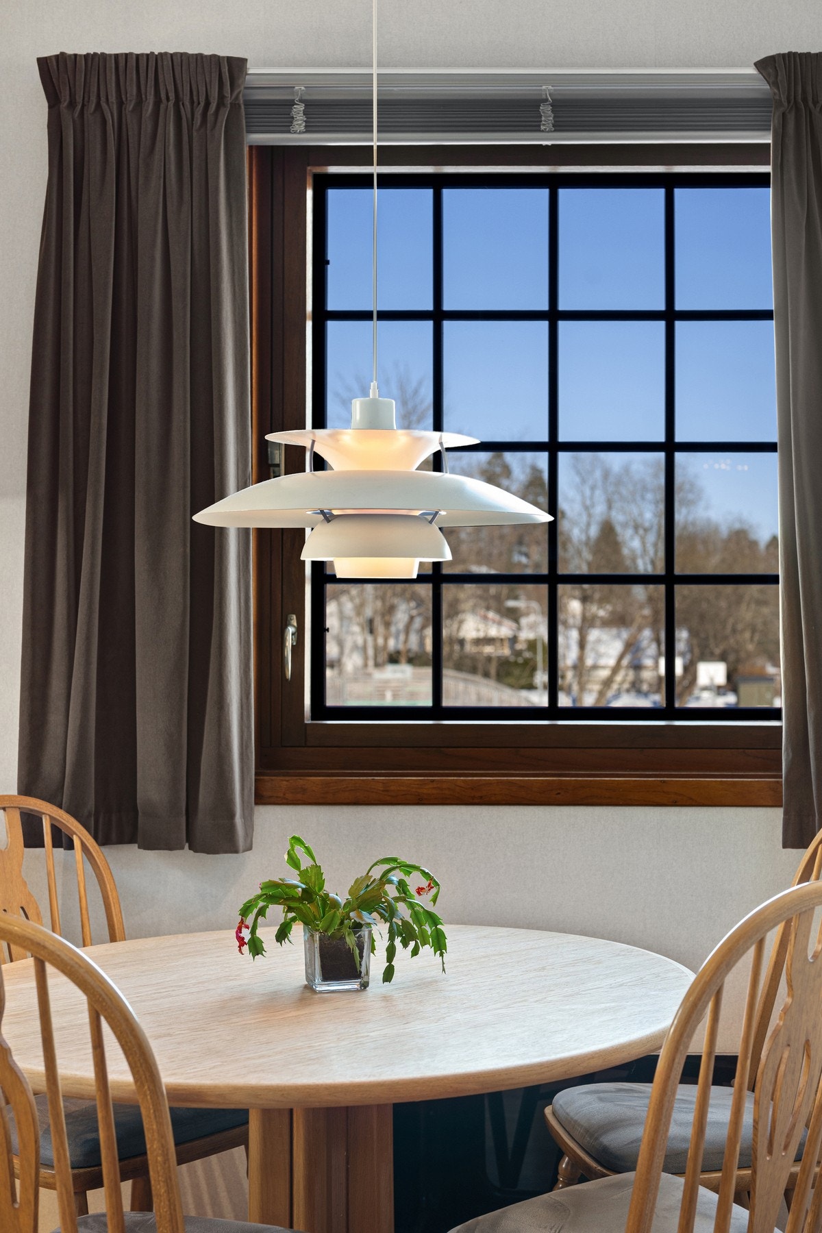 Lys og trivelig spiseplass ved vinduet gir en hyggelig ramme rundt dagens måltider. Galleribilde