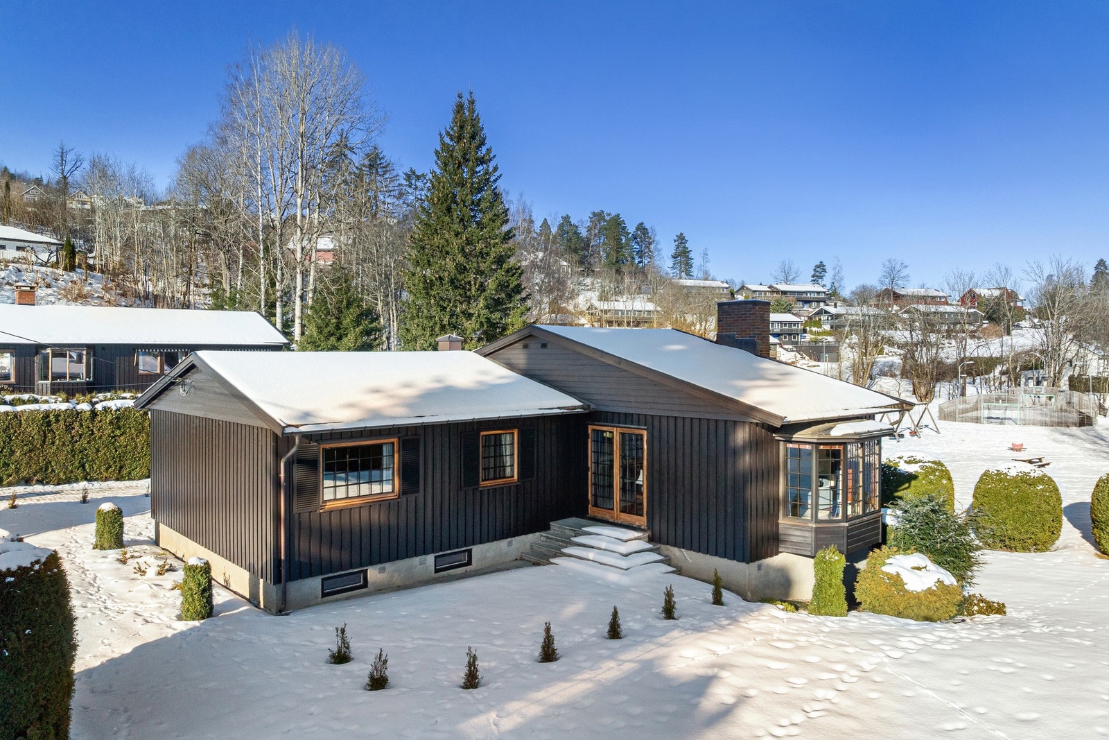 Eneboligen går over to etasjer med en attraktiv planløsning. Galleribilde