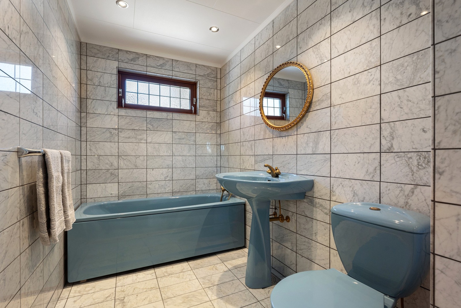 1. etasje byr på et romslig bad med klassiske fliser og praktisk planløsning. Galleribilde