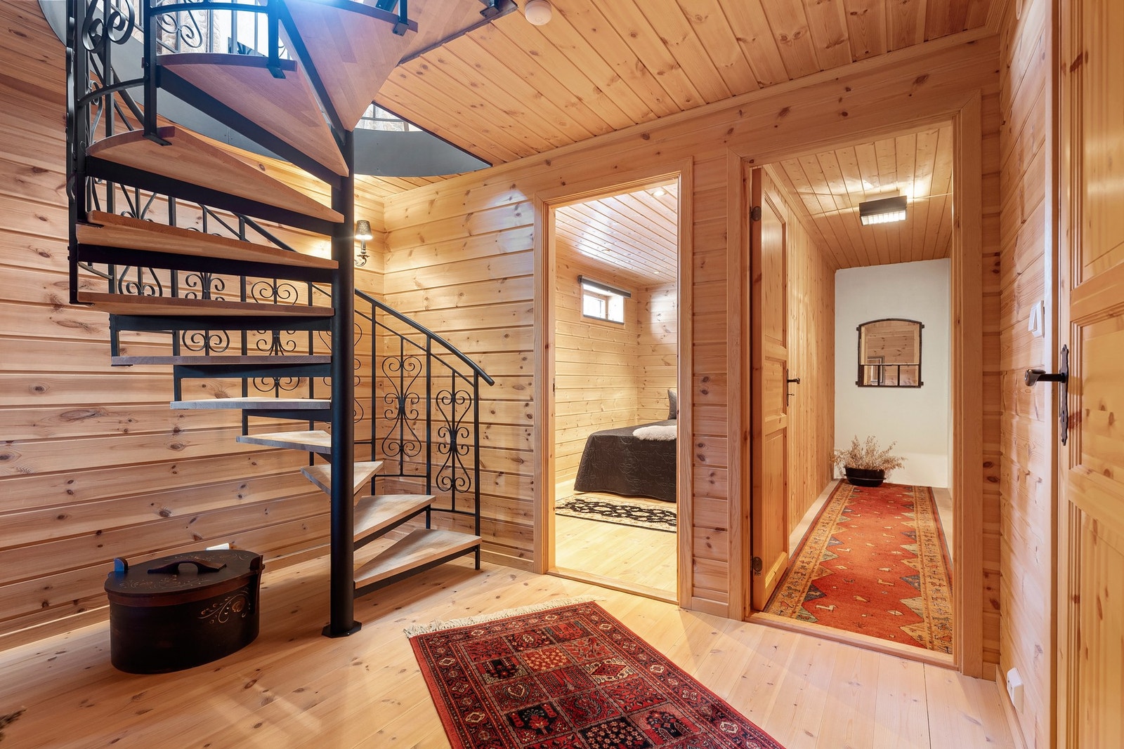 Den elegante spiraltrappen gir rommet karakter og binder etasjene sammen på en flott måte. Galleribilde