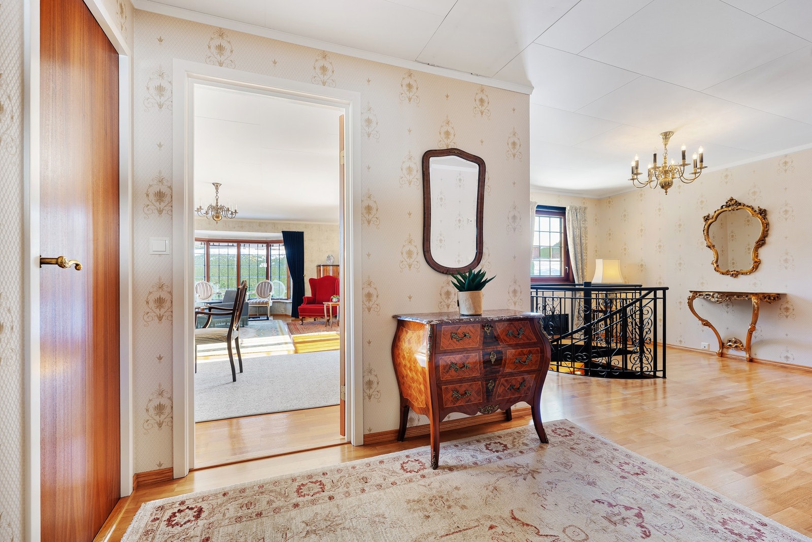 Entréen og gangen binder boligen sammen på en naturlig måte og gir en fin overgang til resten av hjemmet. Galleribilde