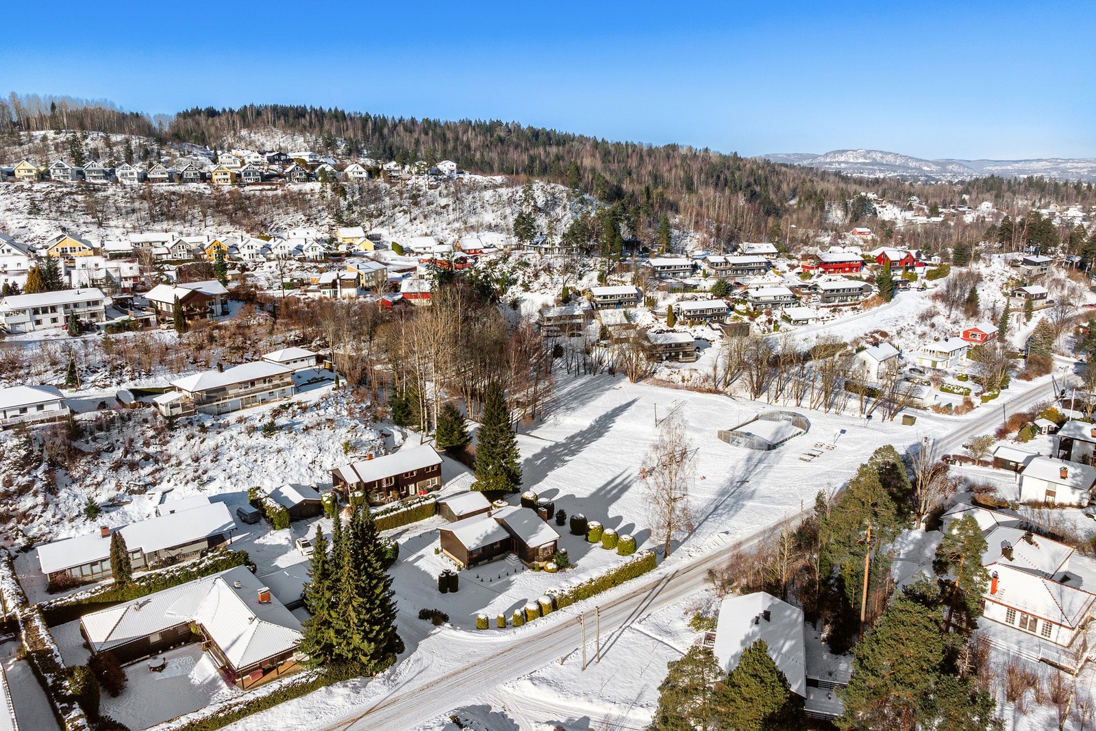 Eiendommen har en familievennlig plassering i rolig og etablert boligområde. Galleribilde