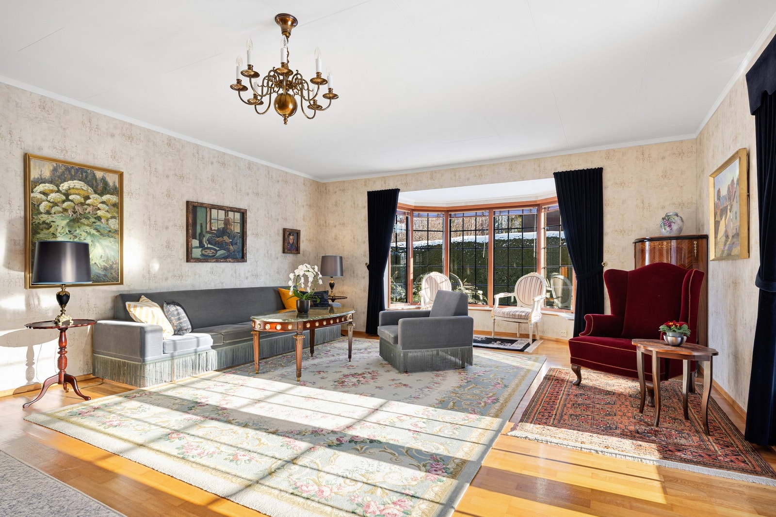 En lys og luftig stue med flere soner for både salong og spisestue - perfekt for selskap og hyggelige sammenkomster. Galleribilde