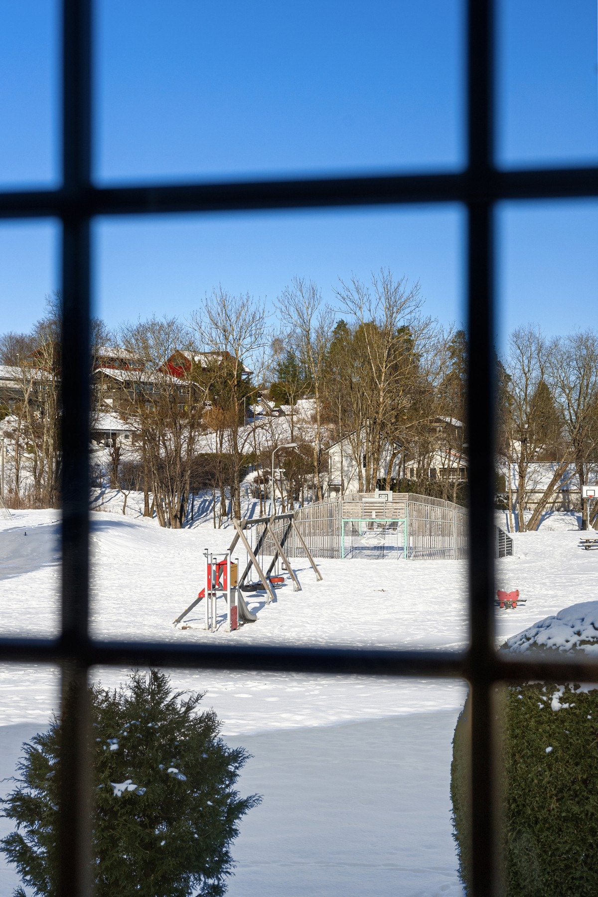 Her kan mor og far lage mat mens barna leker på lekeplassen. Galleribilde