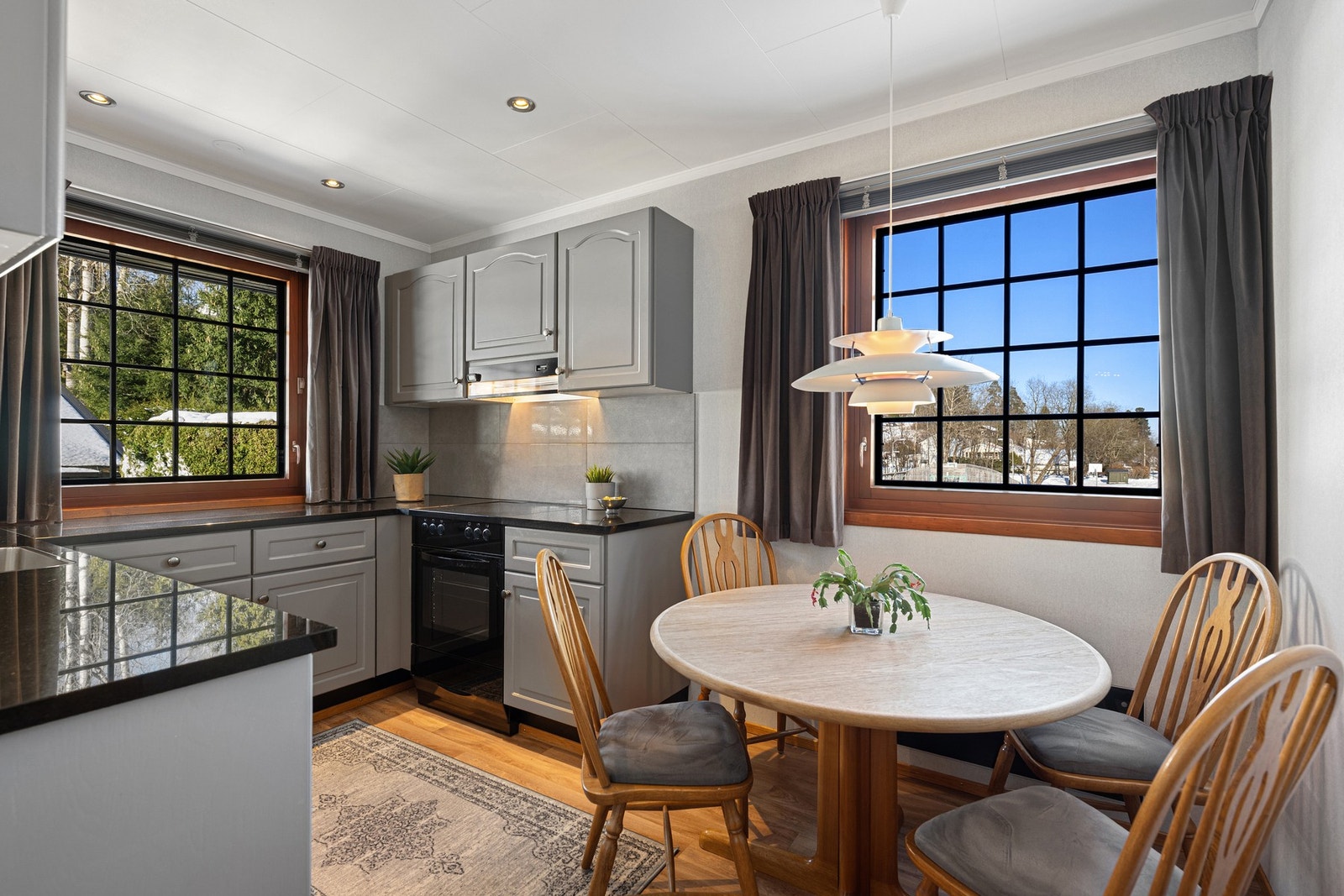 Klassiske fronter og benkeplate av stein skaper et stilrent og harmonisk uttrykk. Galleribilde