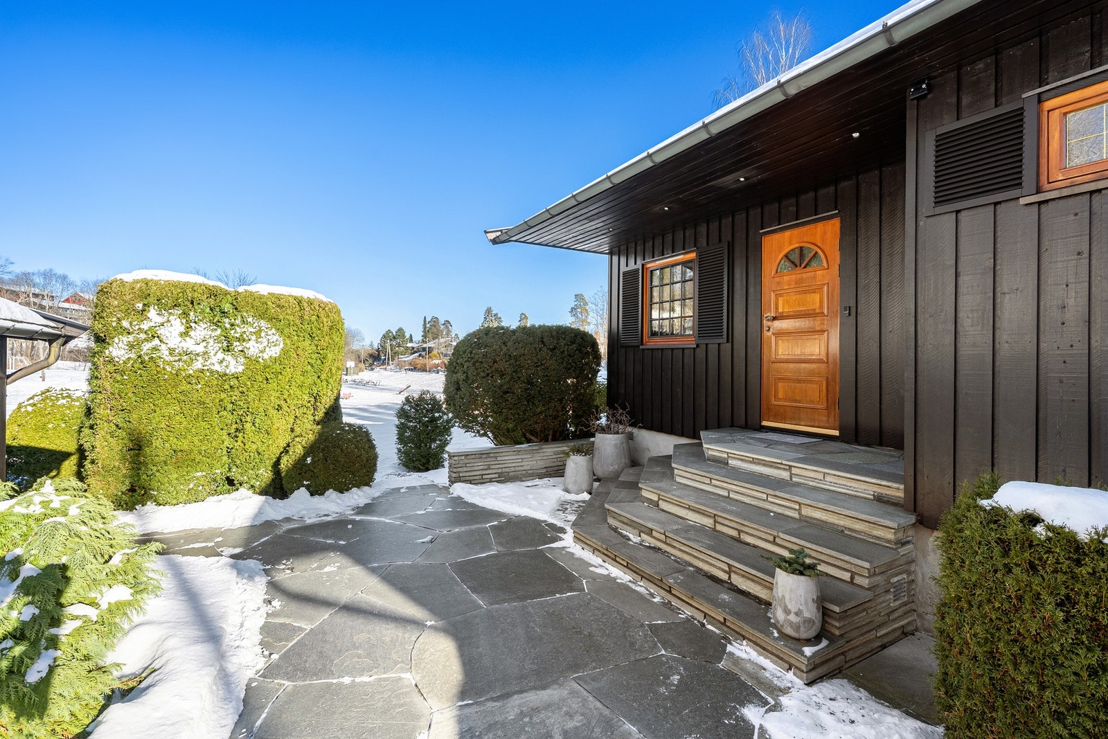 Pent og innbydende inngangsparti med skiferheller. Galleribilde