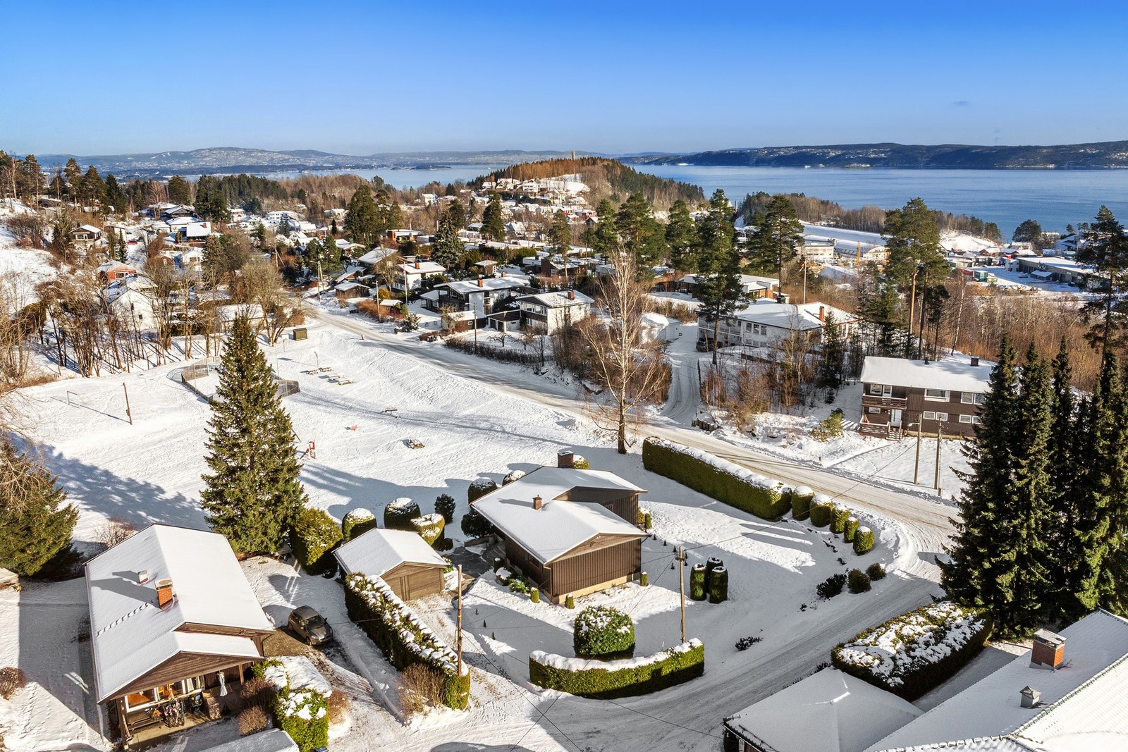 Her kan barna løpe rett ut til lekeplassen som er nærmeste nabo - en sjelden og attraktiv beliggenhet. Galleribilde