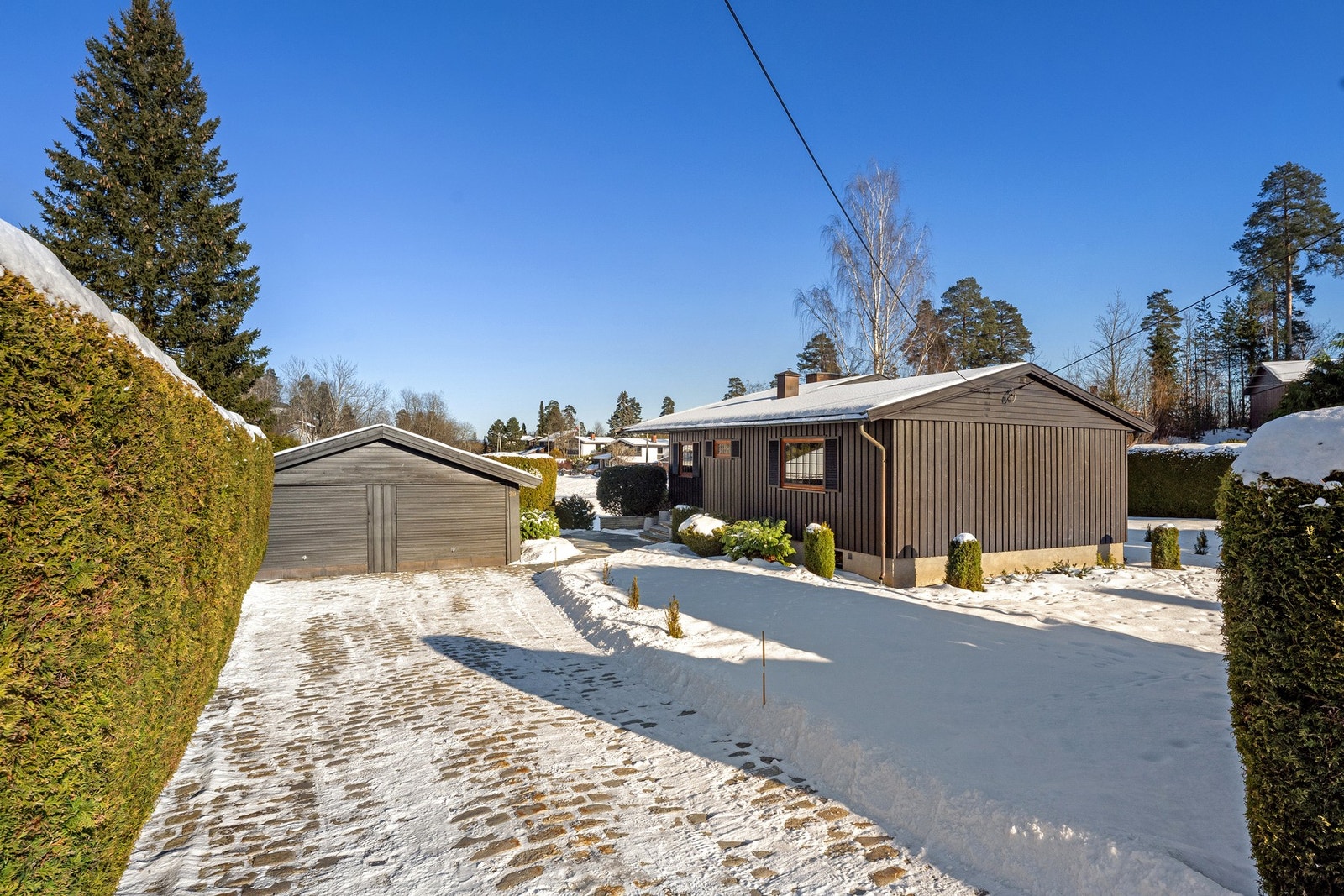 Tilhørende eneboligen følger en dobbelt garasje på 35 kvm. Galleribilde