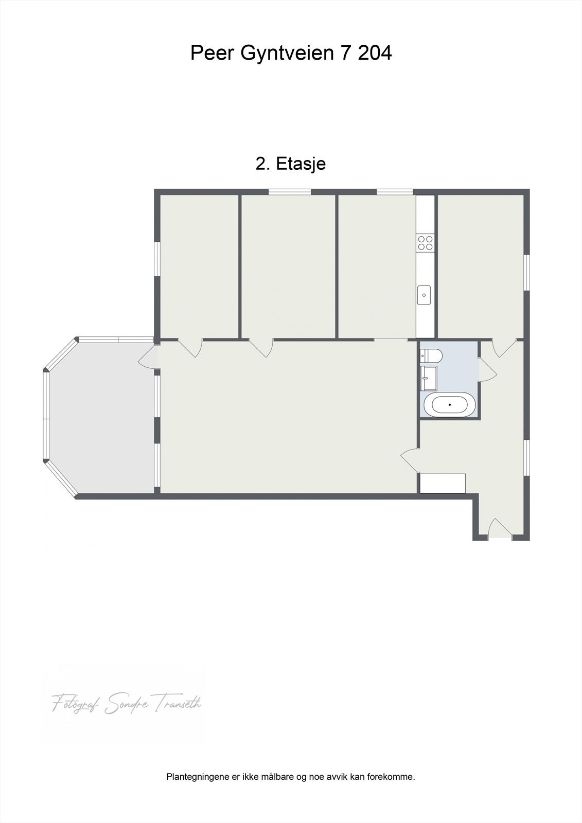 Planløsning, 2.etg.: entre/mellomgang, bad, soverom 3, stue/spisestue med tilkomst til innglasset balkong, soverom 2, soverom 1, samt kjøkken. I tillegg medfølger det 2 stk. eksterne boder. Galleribilde