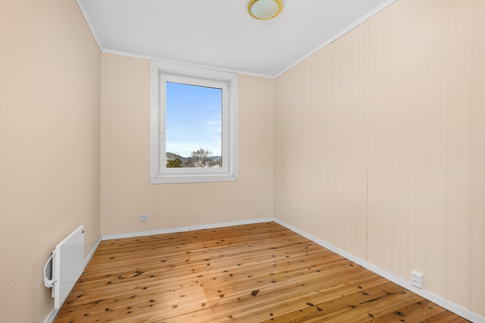 Soverom nr. 2 har originale tregulv, samt malt strie/panel på veggene. Galleribilde