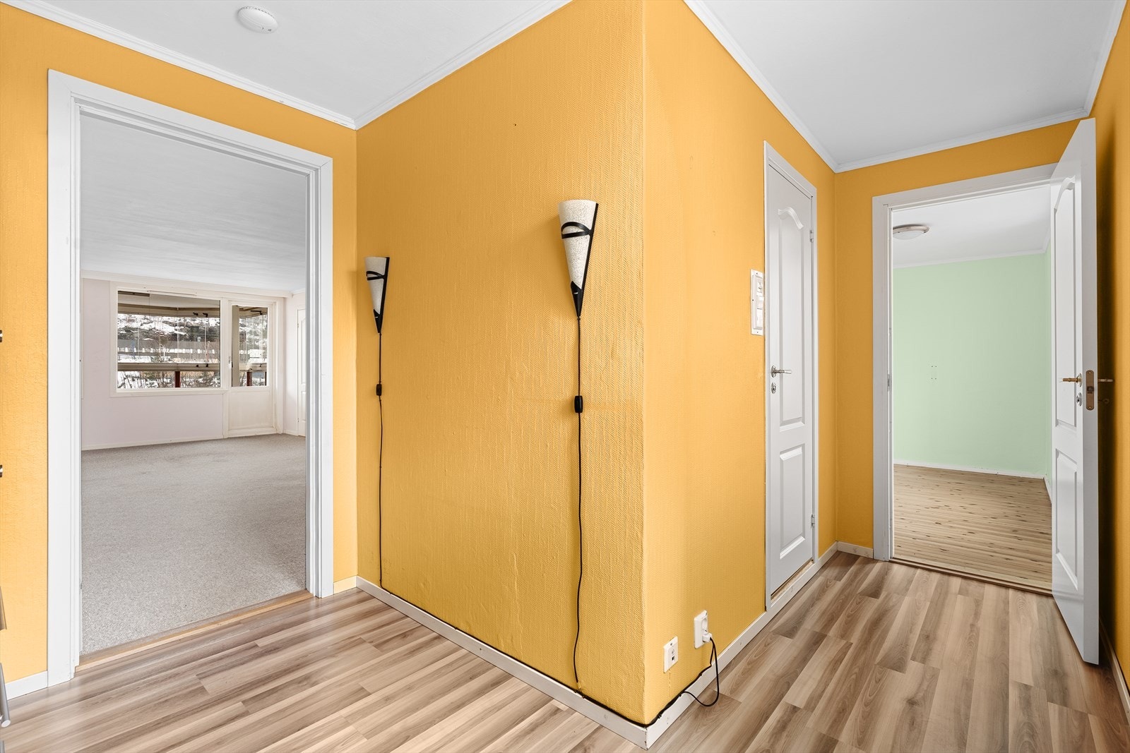 I mellomgangen er det videre tilkomst til soverom nr. 3, samt til bad. Galleribilde