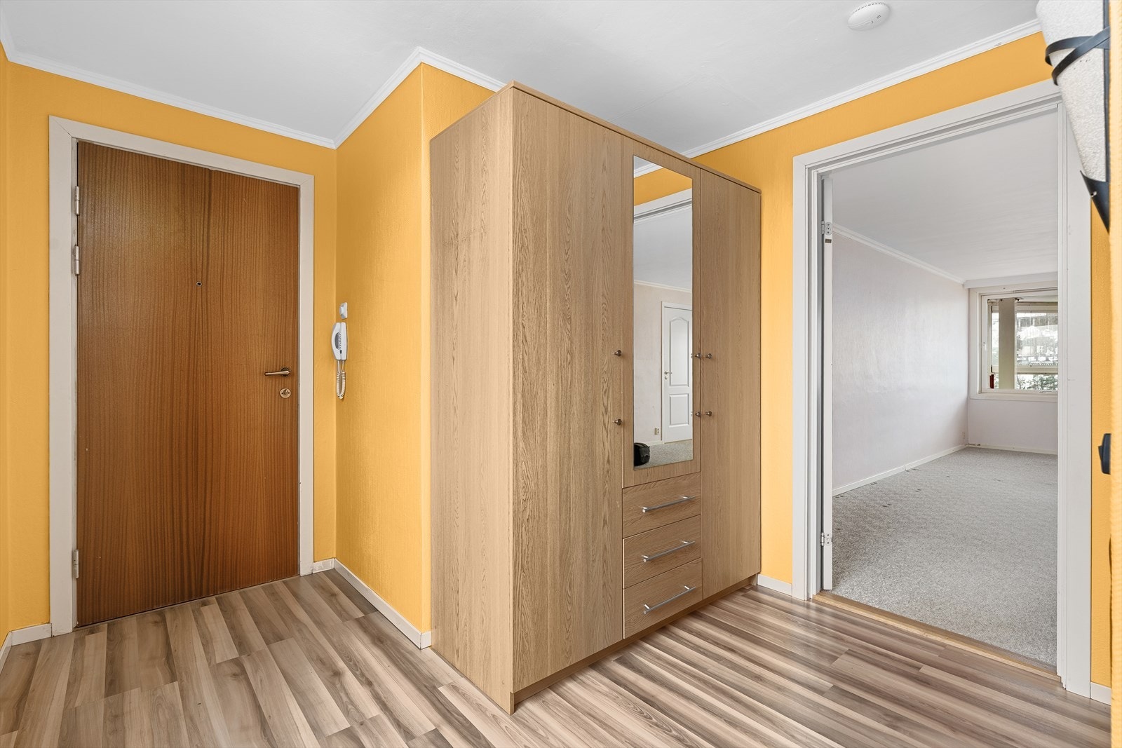 Porttelefon slipper venner og kjente inn i bygget. Det er heis som tar deg enkelt opp og hjem i byggets 4.etg. I tillegg medfølger det 2 stk. eksterne boder, forholdsvis 1 på loftet og 1 i inngangsetasjen. Galleribilde