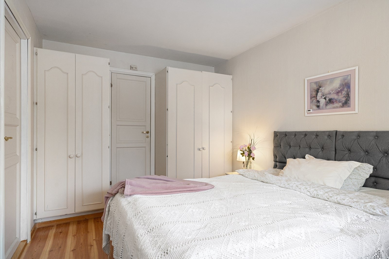 Direkte adkomst til badet fra hovedsoverom. Galleribilde