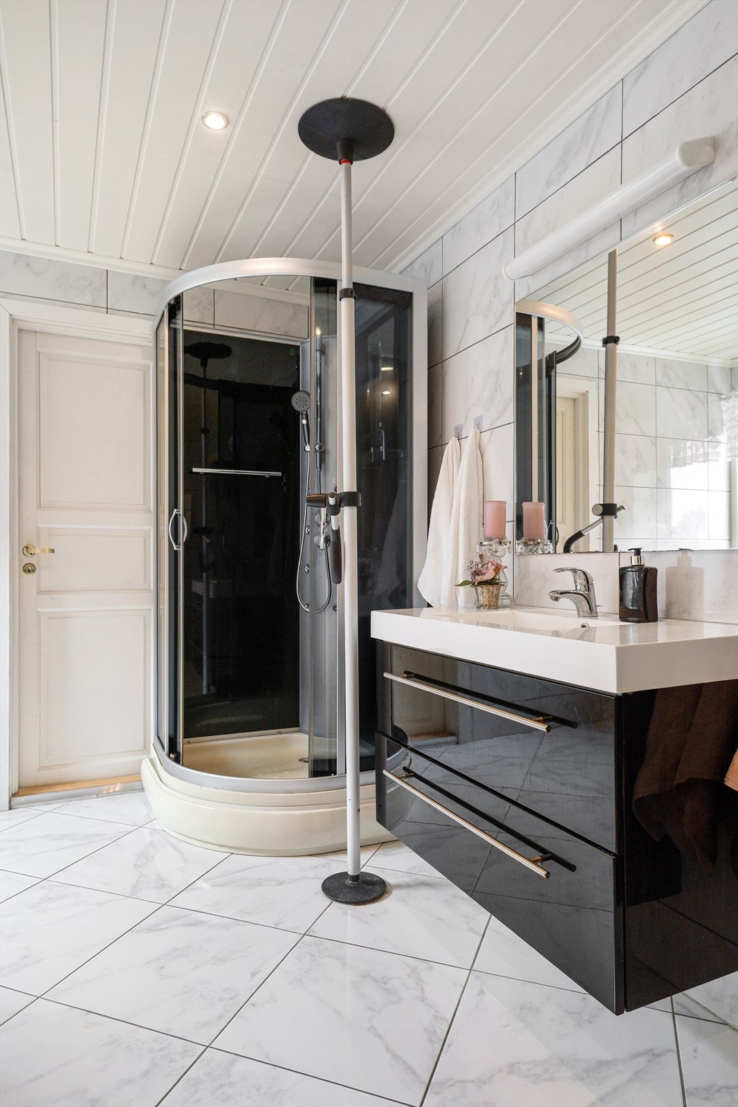 Badet er innredet med badekar, dusjkabinett, servant med innredning og toalett. Galleribilde