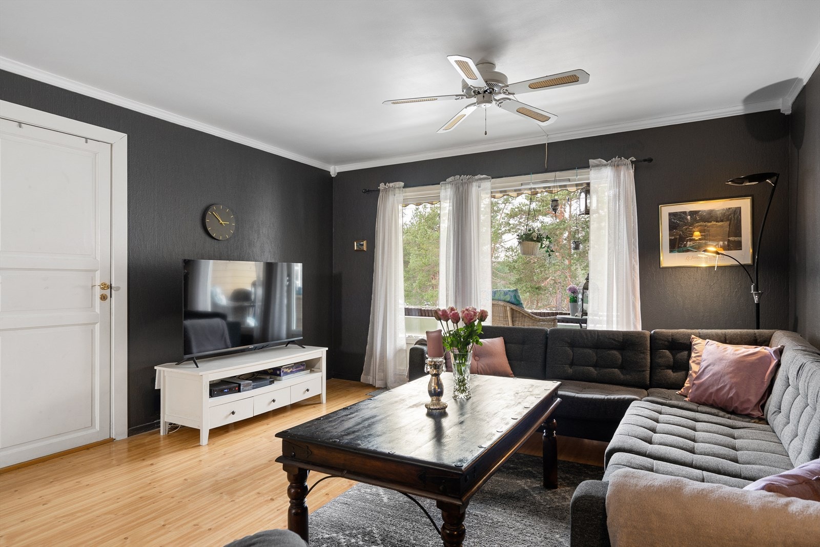 En leilighet med gjennomgående planløsning. Galleribilde