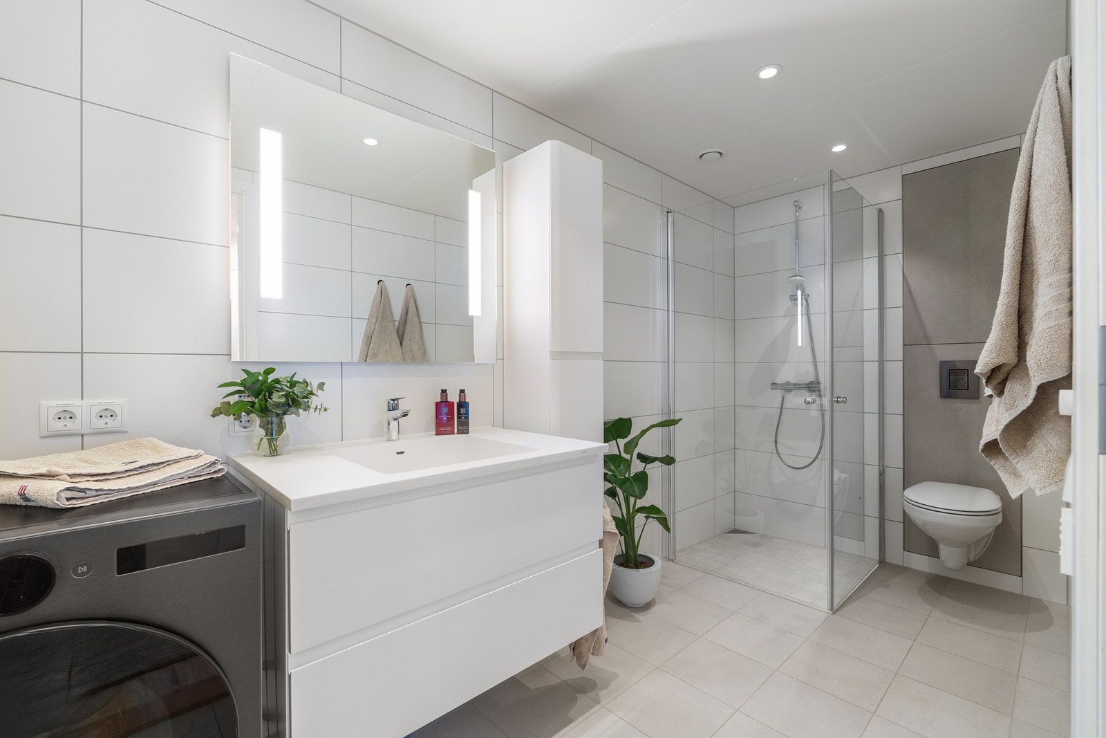 Moderne flislagt bad fra renoveringsår (2024). Galleribilde