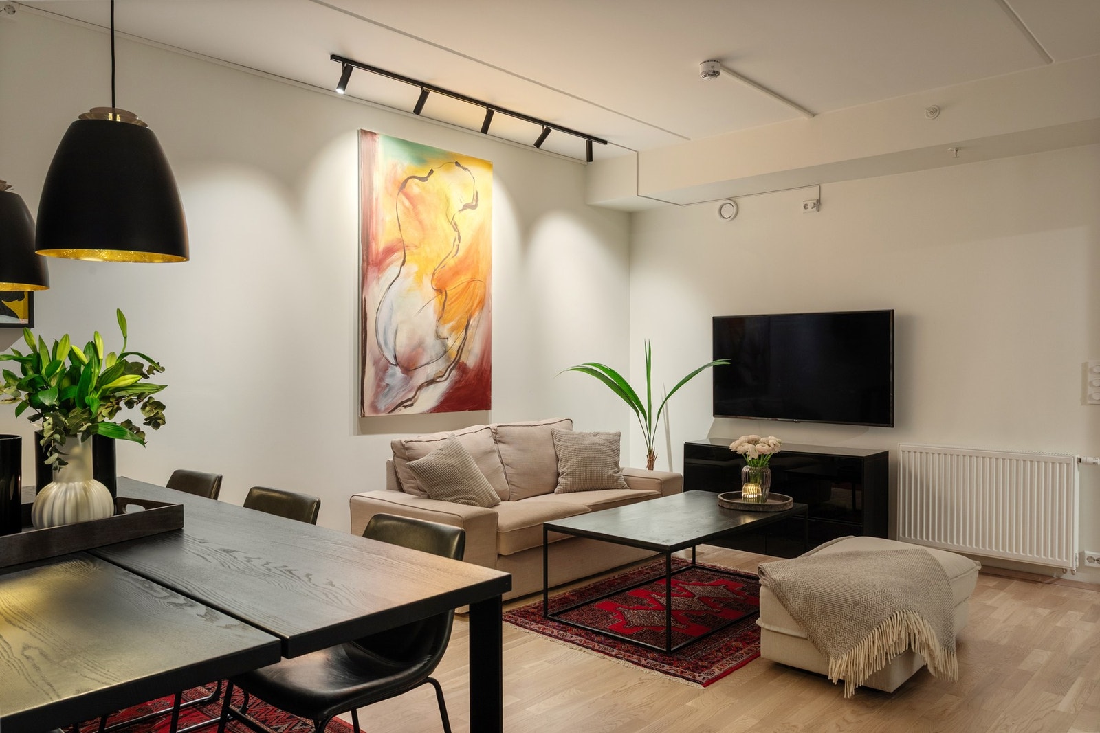 Den praktiske planløsningen gir ypperlige møbleringsmuligheter for både sofagruppe og TV-bord. Galleribilde