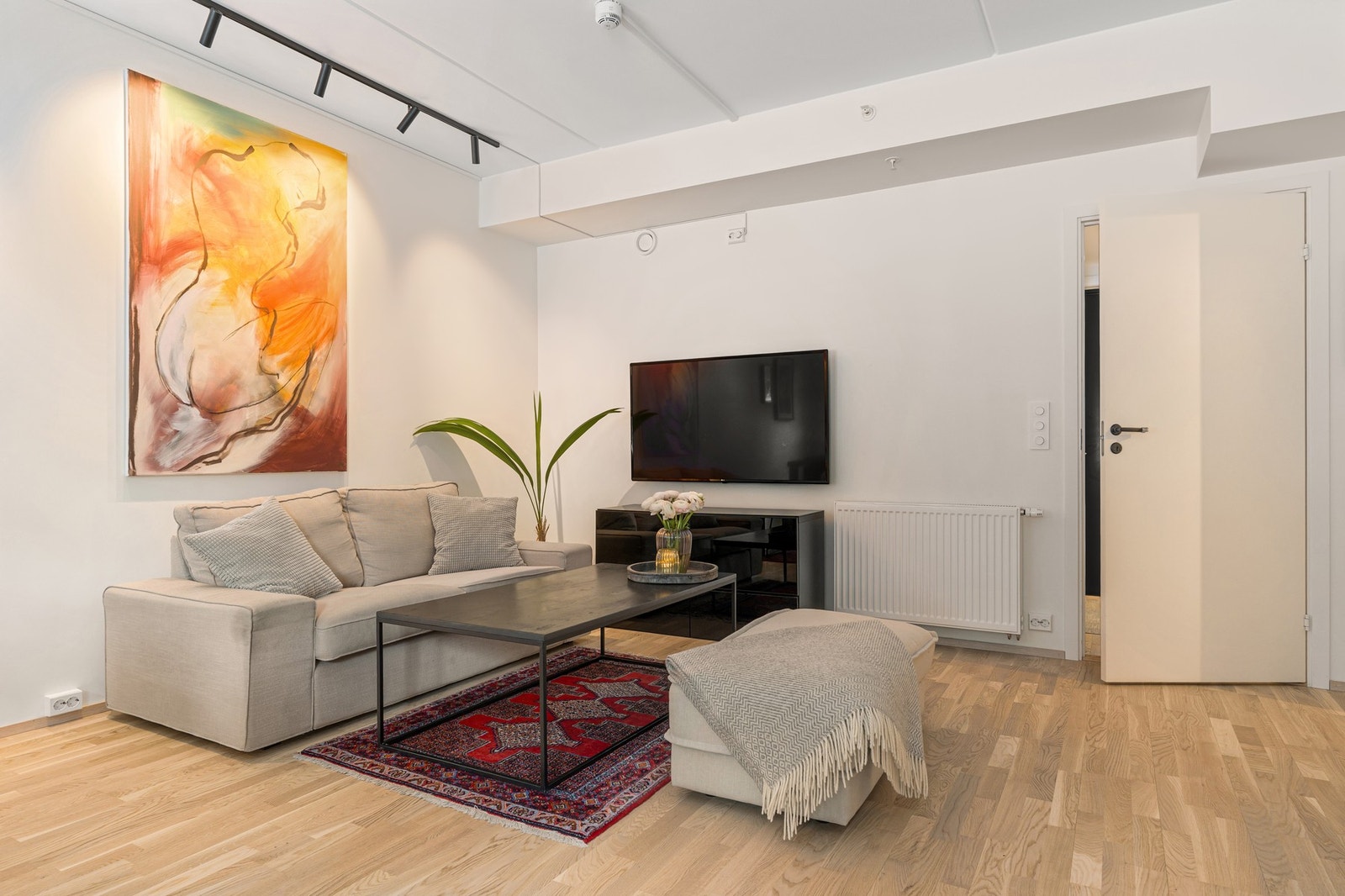 Leiligheten er tilkoblet et felles fjernvarmeanlegg som forsyner med varmtvann og oppvarming via radiatorer. Dette er for inkludert i månedlige kostnader. Galleribilde