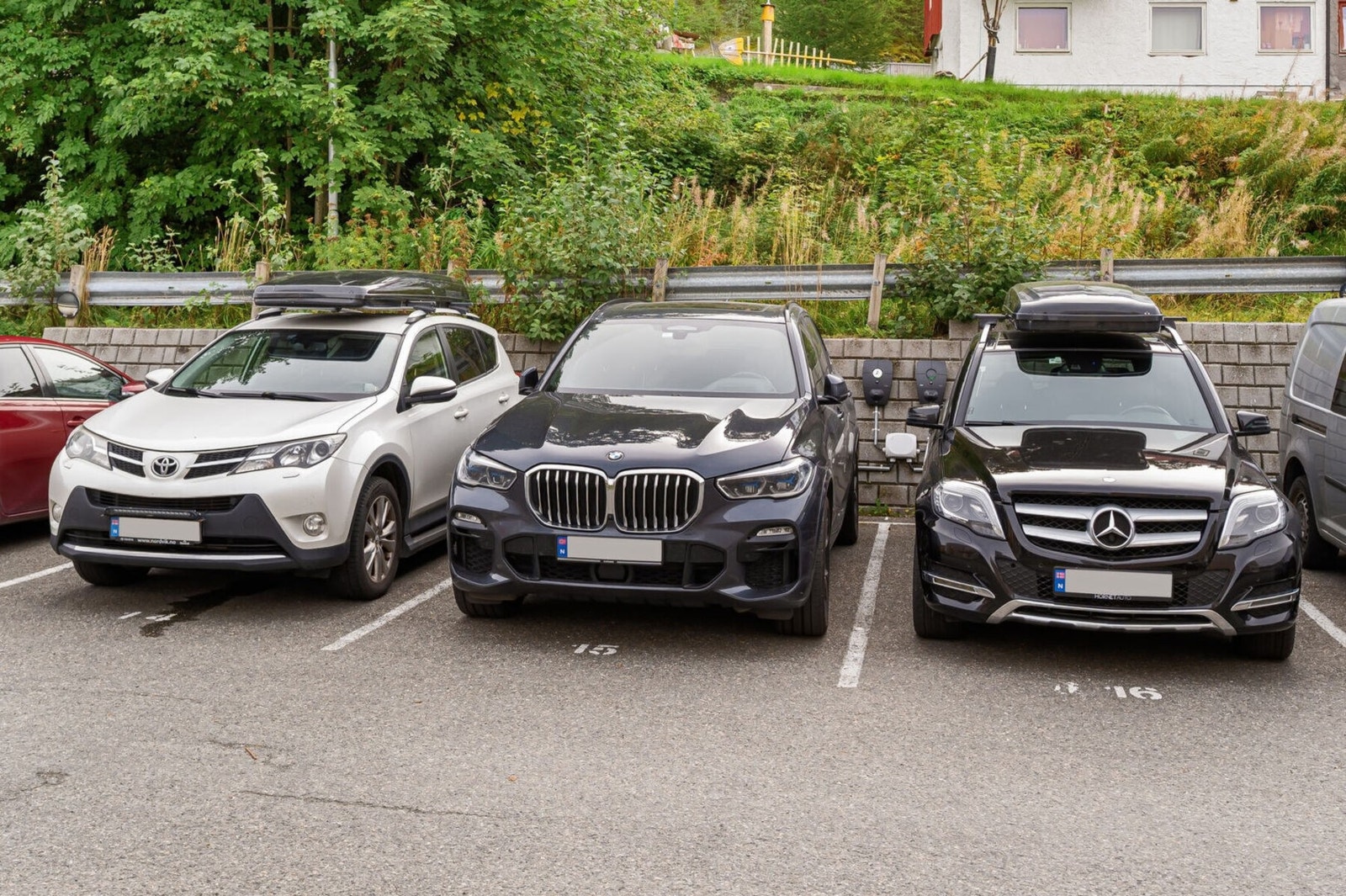 Det medfølger en egen utendørs parkeringsplass med ladepunkt for elbil. Galleribilde