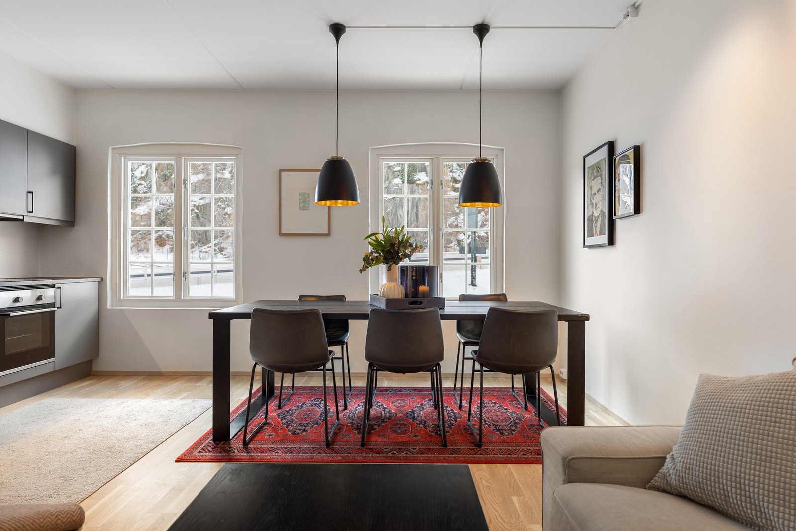 Spiseseksjonen finner sin naturlige plassering i stue/kjøkken-hjørnet. Galleribilde