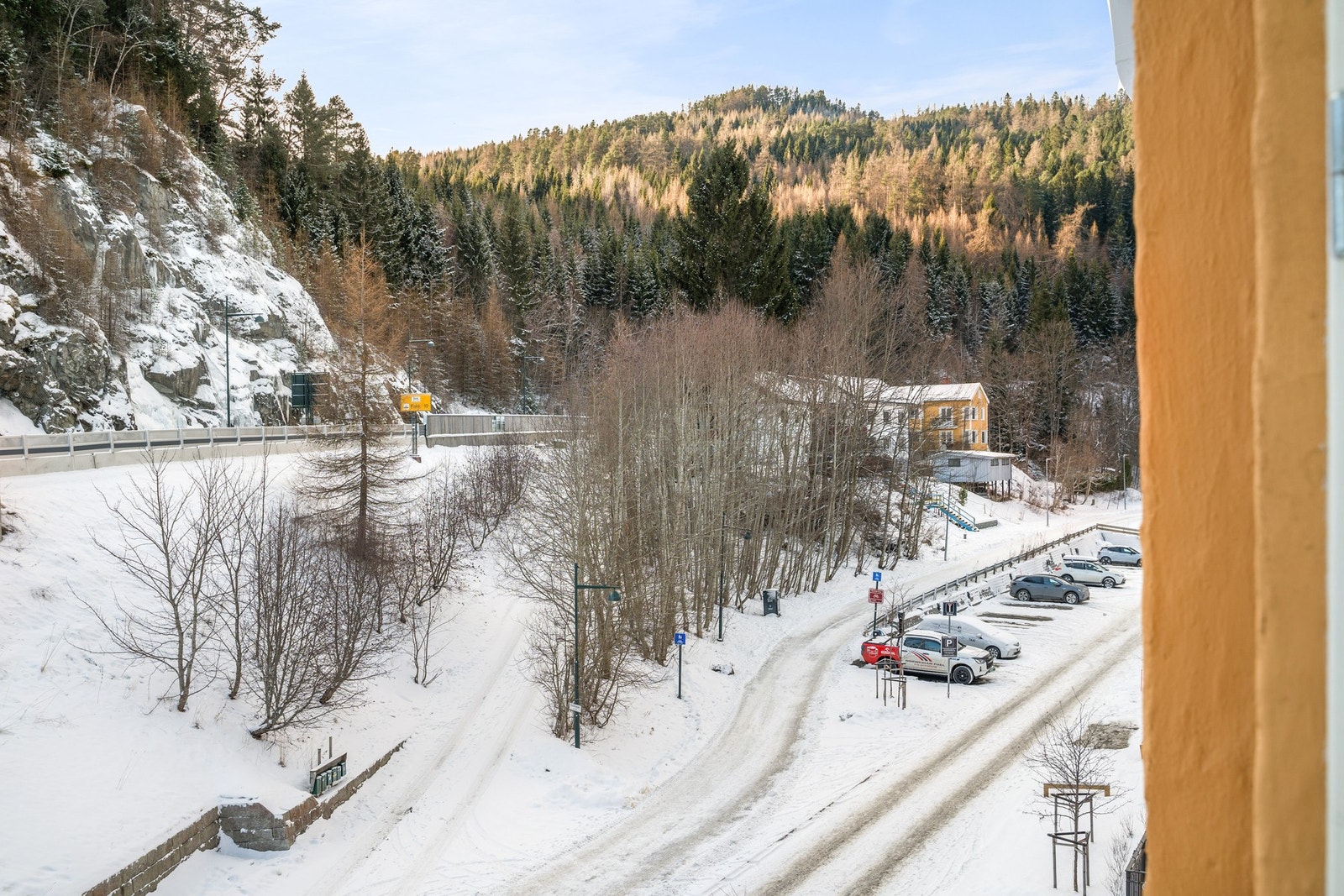 Her med utsikt opp mot Våttakammen fra stuevinduene. Galleribilde